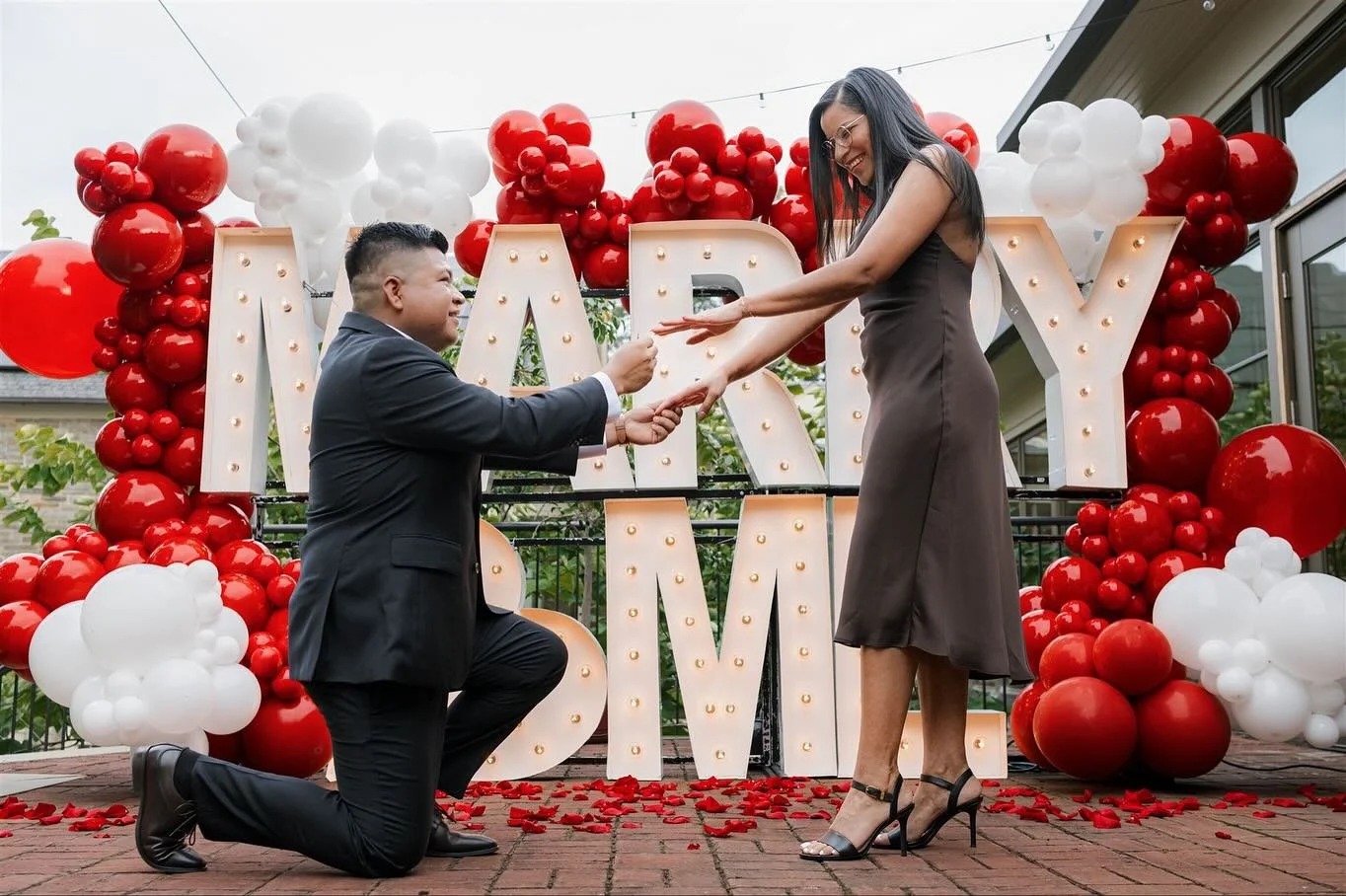 Whew&hellip; you can feel this one, can&rsquo;t you? The butterflies, the deep breaths, the &ldquo;is this really happening?&rdquo; moment that hits right before life changes forever. 💍❤️

From the laughter on the steps to the &ldquo;yes&rdquo; that