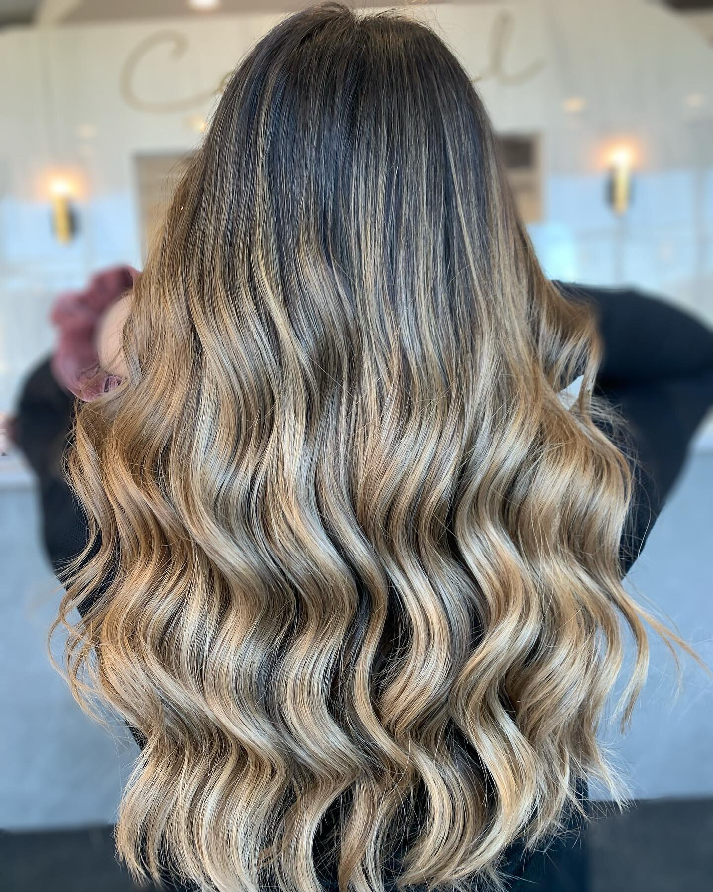 Obsessed with this balayage!!🤤 by @hair.by.kayyla 
.
.
.
#centralhairsalon #centralofattention #kingcity #kingcityhairsalon #brondebalayage #balayageartists #balayageobsessed #bestofbalayage #framar #pinterest #hairinspo #hairtrends2021 #trendy #beh