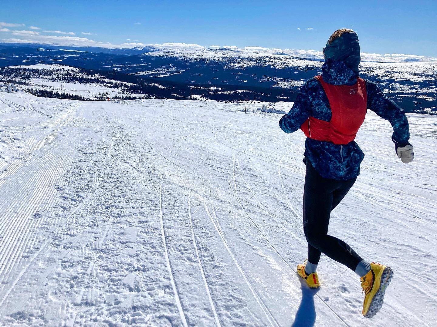 Magiskt fint l&aring;ngpass upp p&aring; Renfj&auml;llet idag 🗻🏃🏻&zwj;♂️🏃🏻&zwj;♀️ Det blev ett riktigt lugnt l&aring;ngpass efter g&aring;rdagens Skimo-lopp. Lite sm&aring;tunga ben m&aring;ste erk&auml;nnas 😉 

Vi har blivit riktigt bortsk&aum