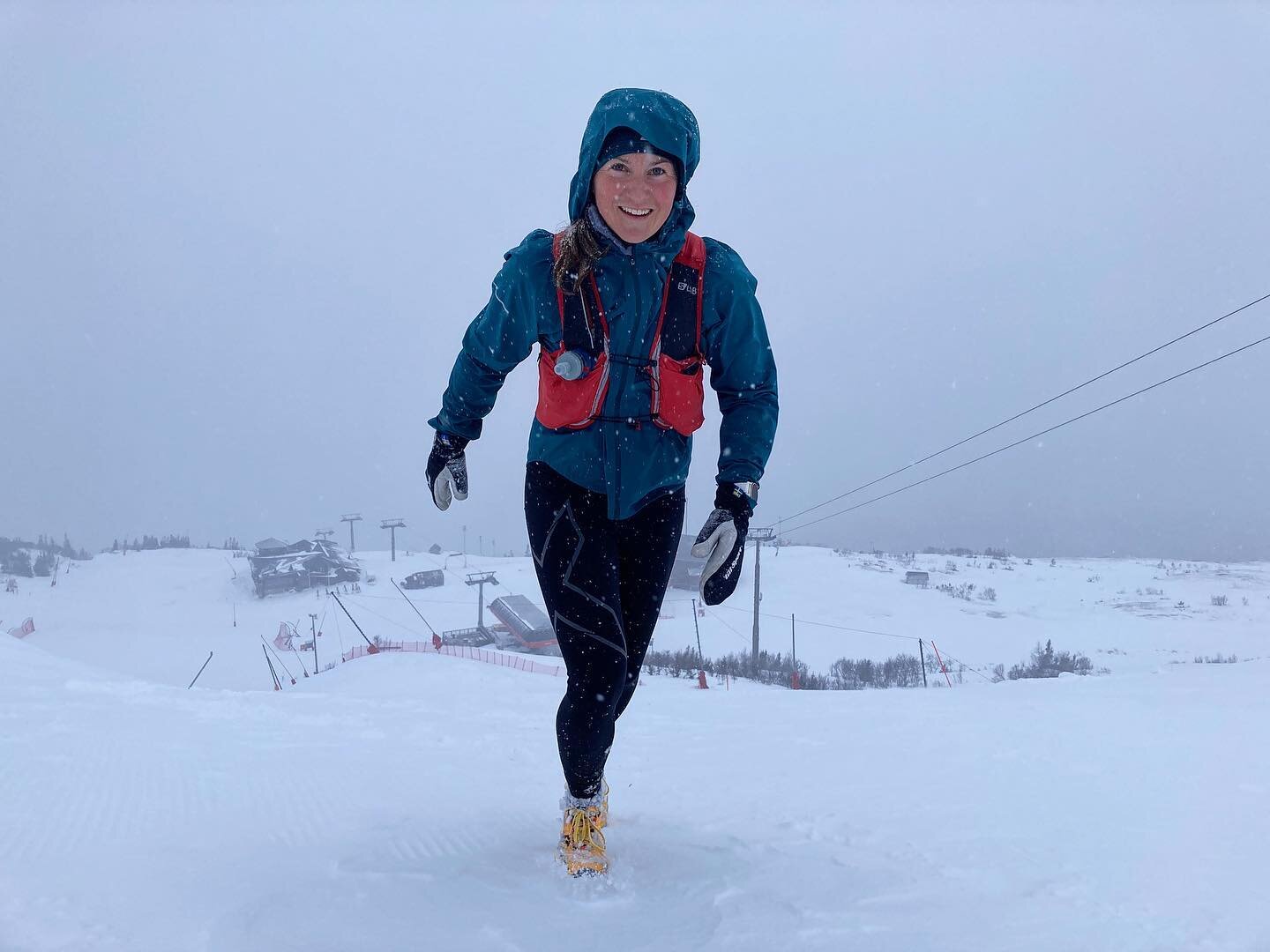 Kontraster &auml;nd&aring; 🗻🏃🏻&zwj;♀️ Det &auml;r nyttigt f&ouml;r att uppskatta de fina dagarna. F&ouml;rra veckan var det str&aring;lande sol och barmark p&aring; v&auml;garna. Den h&auml;r veckan sn&ouml;dump, bl&aring;sigt och slaskigt. Men tr