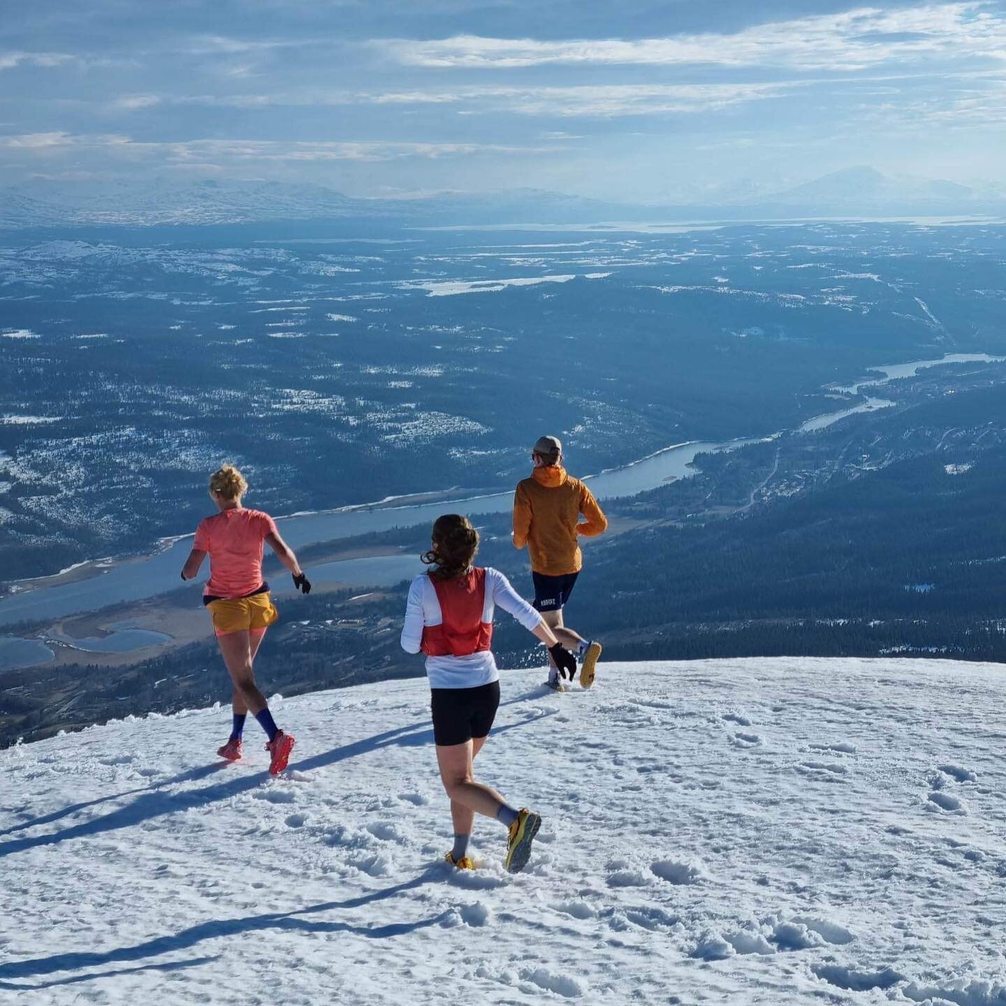 Vertikal-torsdag med ett starkt och trevligt g&auml;ng 🏔️🏃🏻&zwj;♂️🏃🏼&zwj;♀️🏃🏻&zwj;♂️🏃🏻&zwj;♀️

Leverans p&aring; alla s&auml;tt idag. V&auml;dret 👌 S&auml;llskapet 👌 Surfv&auml;nlig slush utf&ouml;r 👌 En go genomk&ouml;rare 👌 

📸🙌 @spe