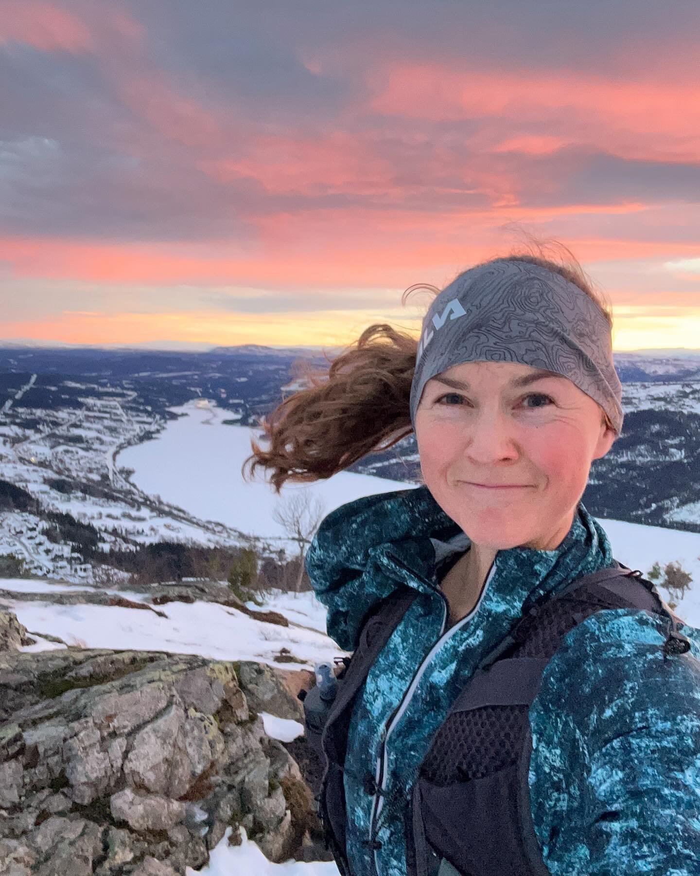 L&aring;ngpass i solnedg&aring;ngen skojar man inte bort 🗻🏃🏻&zwj;♀️ Sn&ouml;, slask, is, lera, plusgrader&hellip;Men allt &auml;r f&ouml;rl&aring;tet n&auml;r man f&aring;r magiskt fina vyer och kroppen k&auml;nns pigg 🙌

Har b&ouml;rjat trappa u