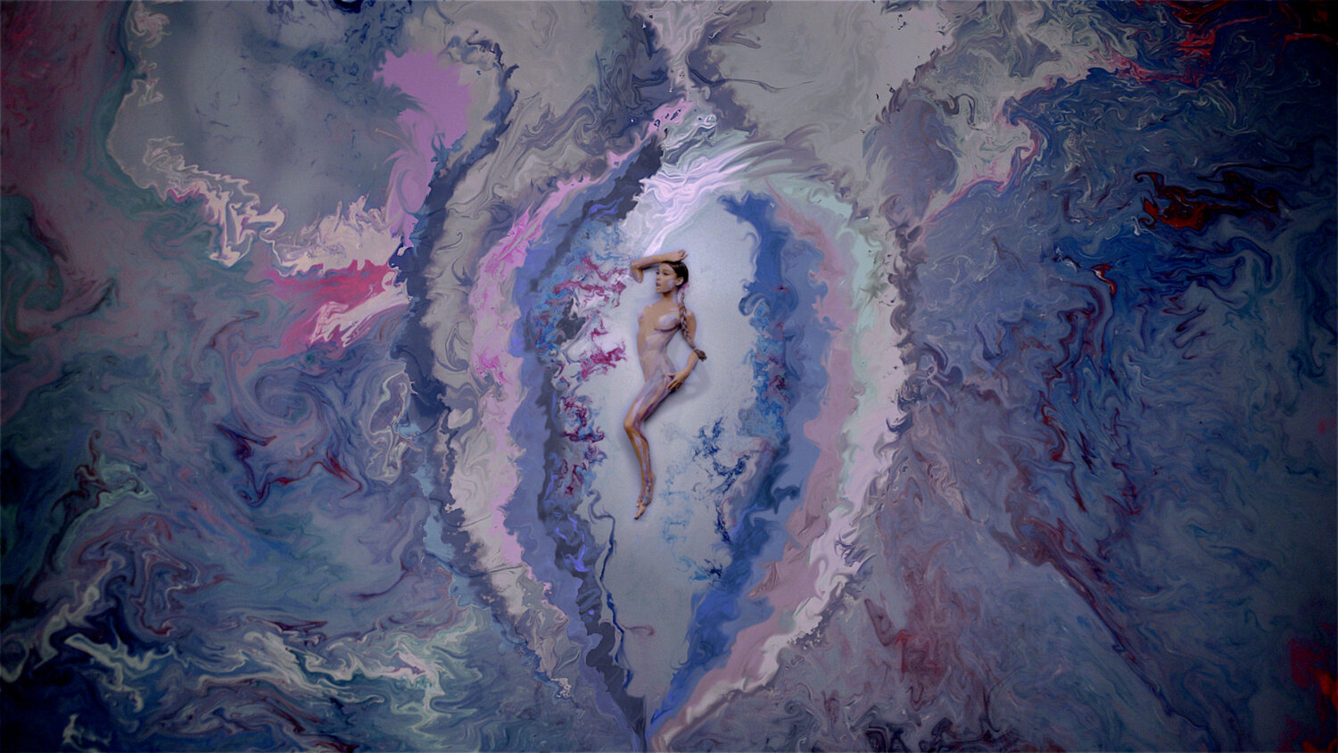 Ariana Grande no Banho Abstrato.jpg