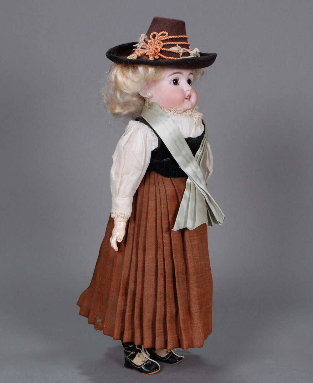 Simon & Halbig 1079 - All Original — Carmel Doll Shop Simon & Halbig 1079 - All Original — Carmel Doll Shop