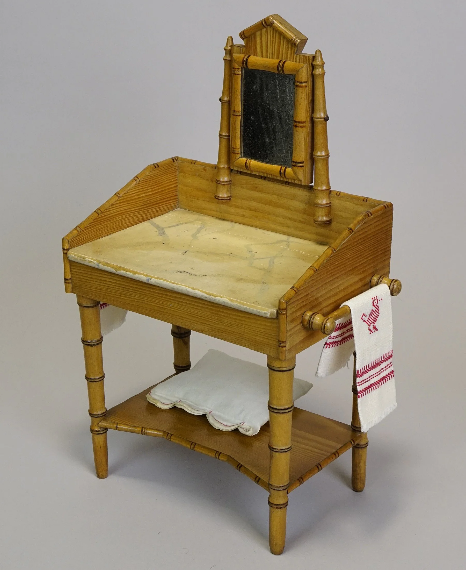 Furn-E-892-c.JPG