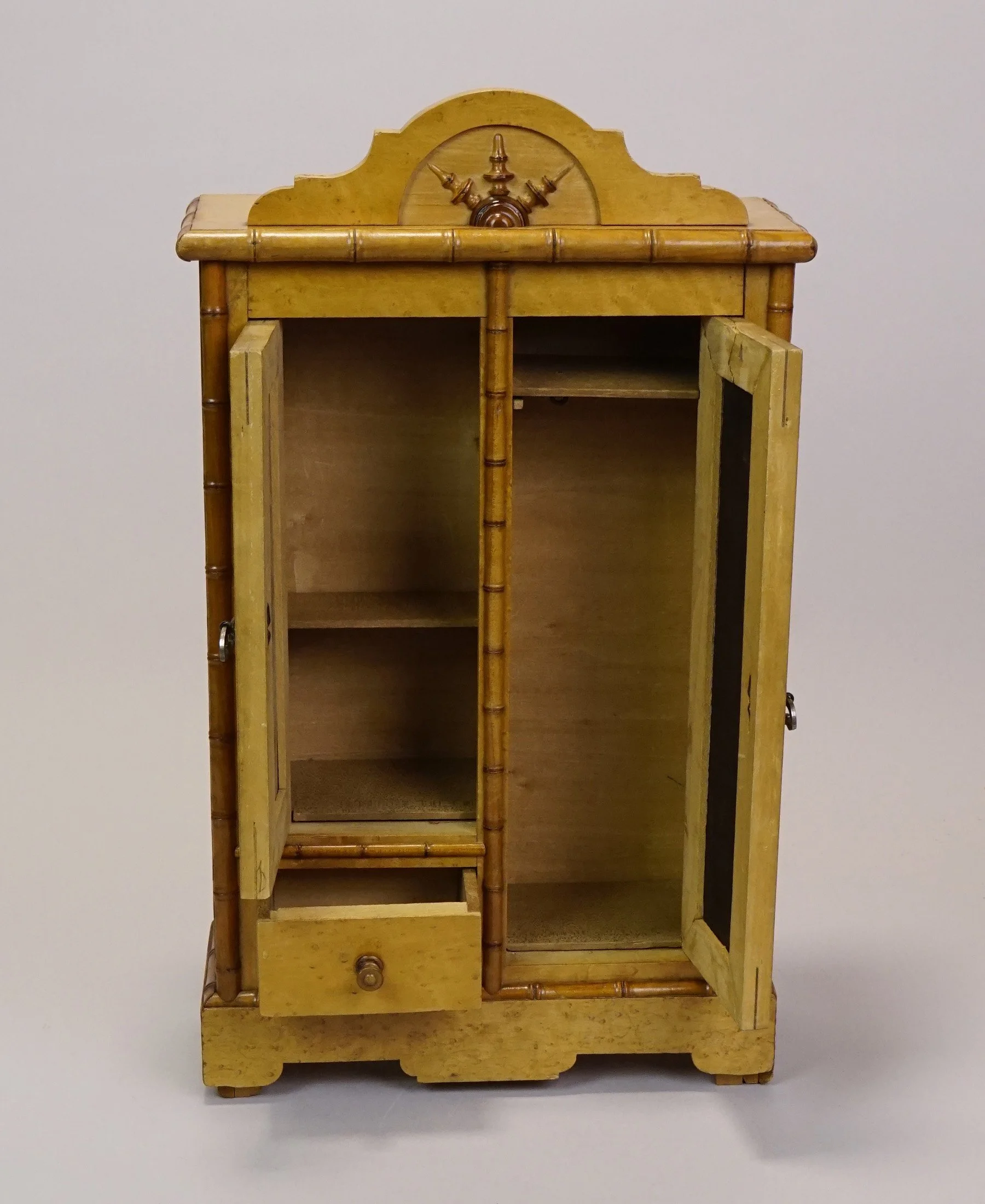 Furn-E-897-b.JPG