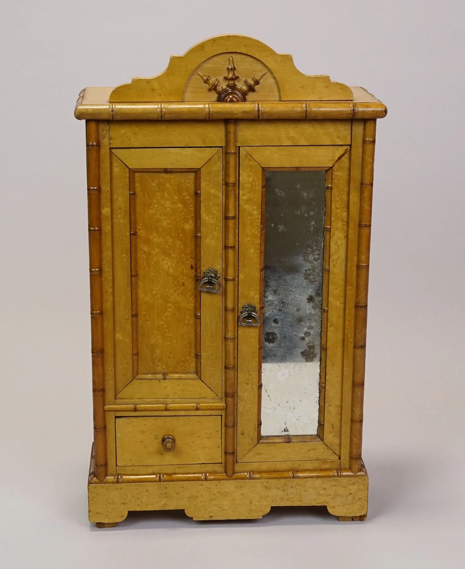 Furn-E-897-a.JPG