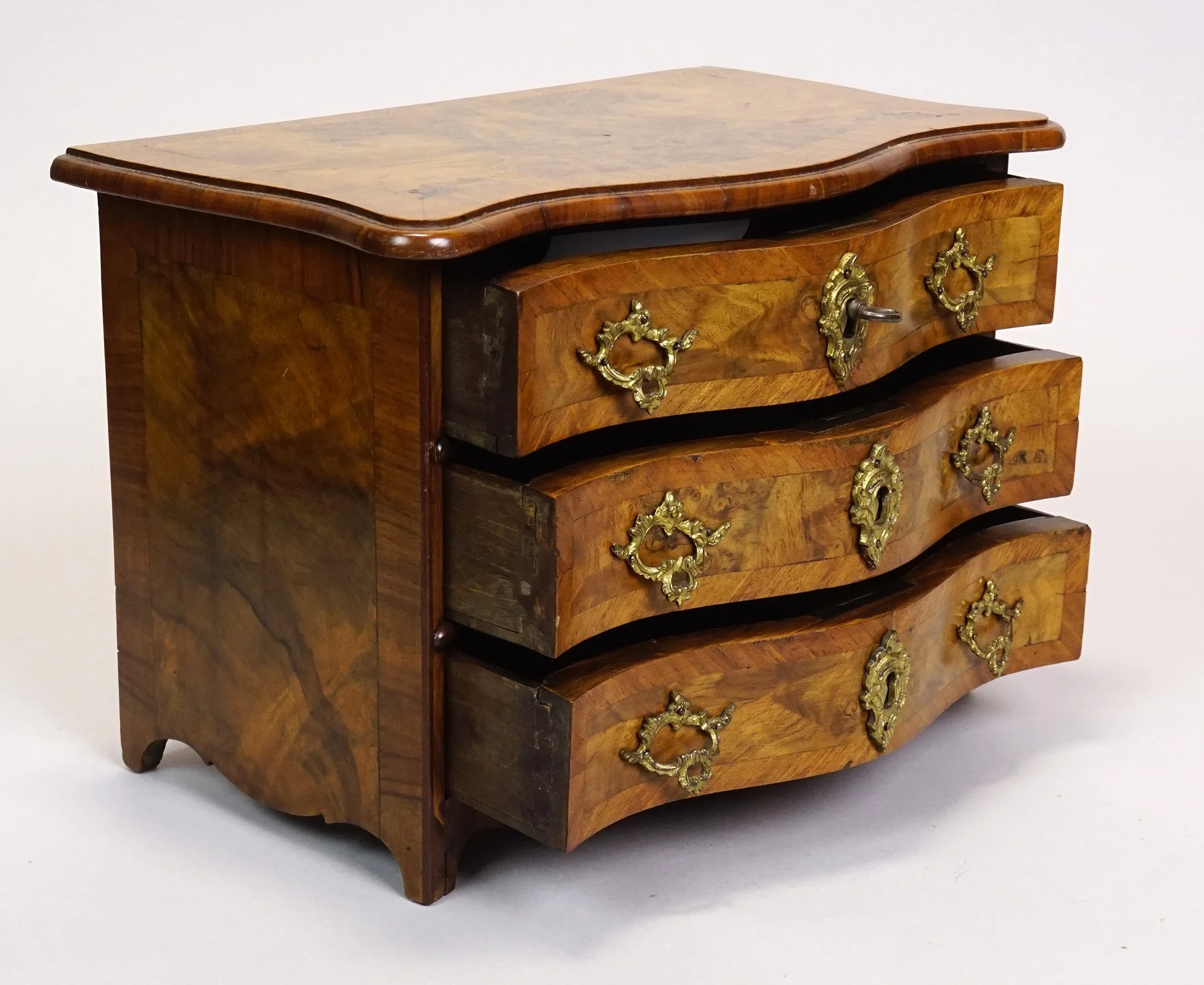 Furn-E-919-b.JPG