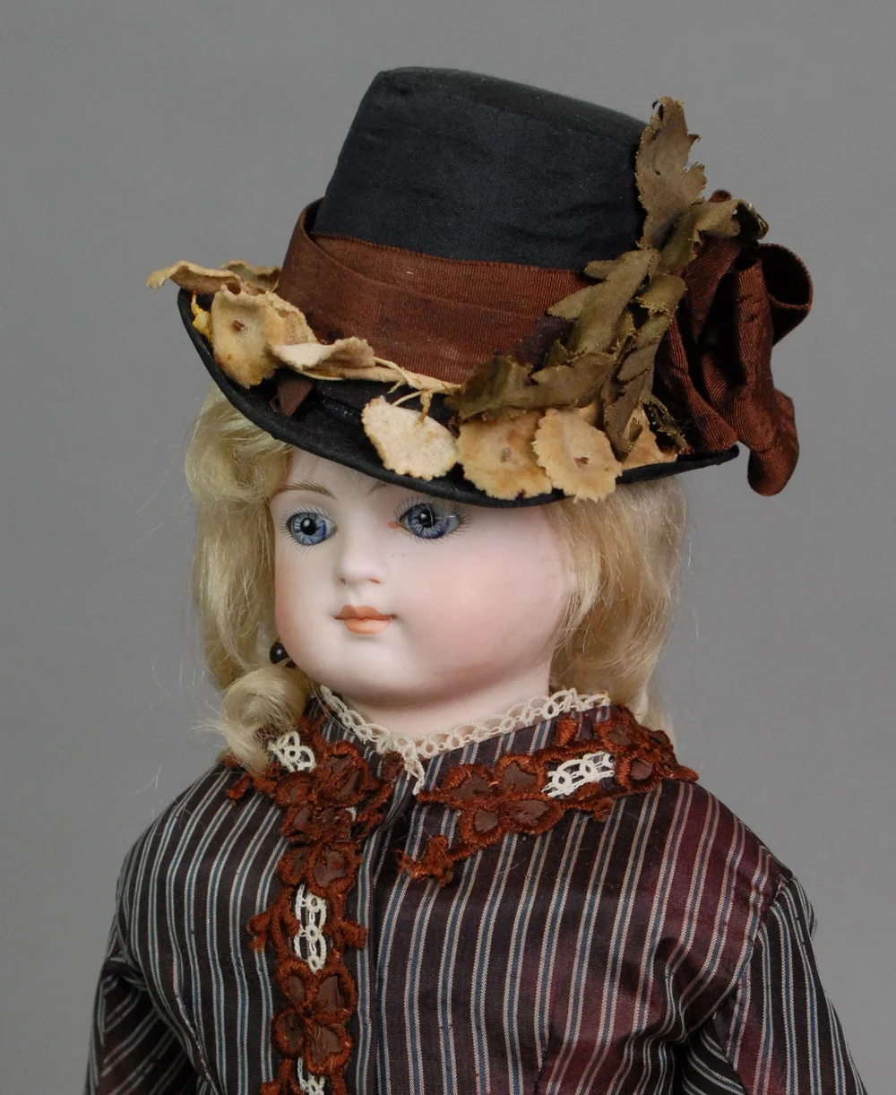 Fashionable Sonneberg Young Lady — Carmel Doll Shop