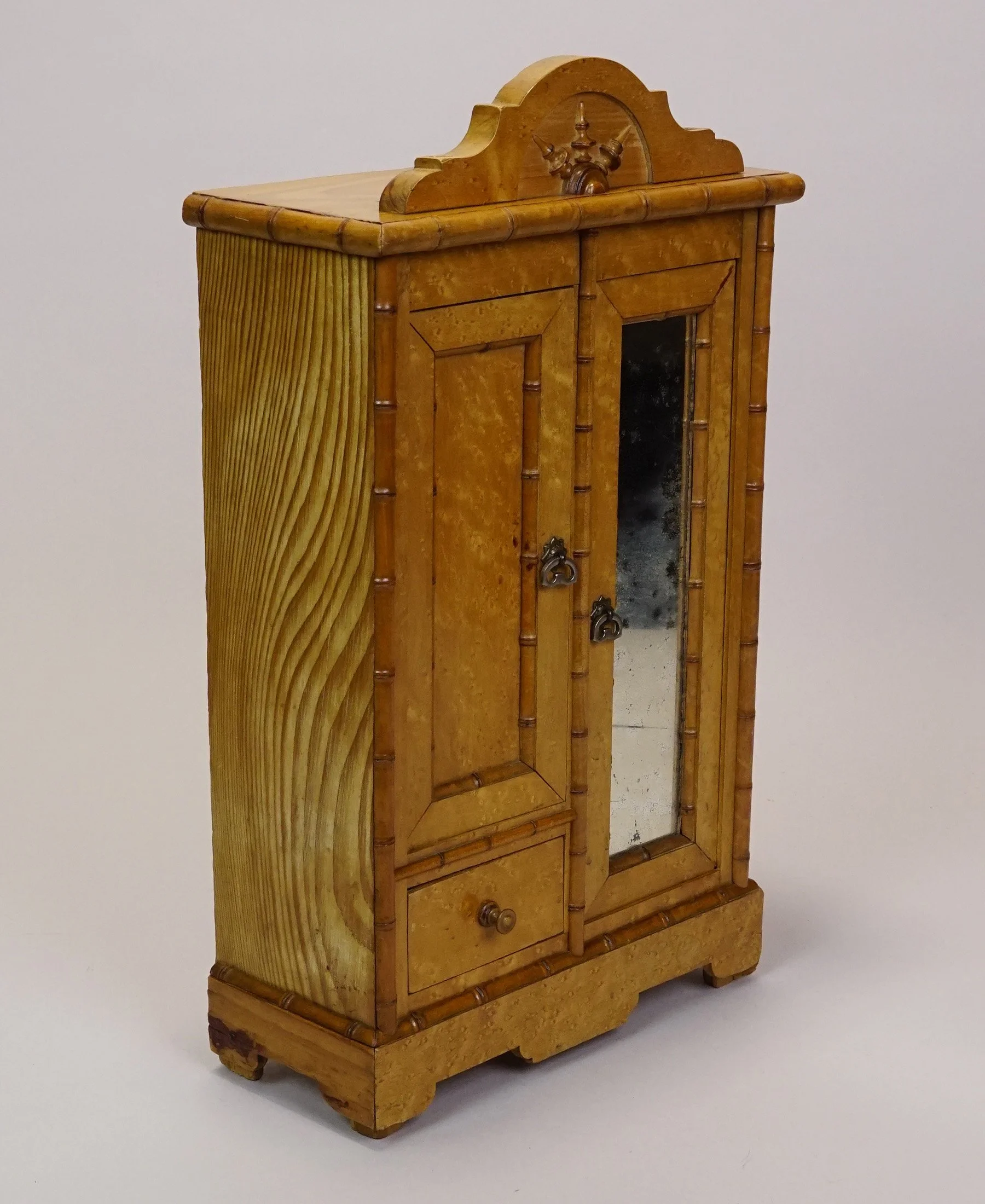 Furn-E-897-c.JPG