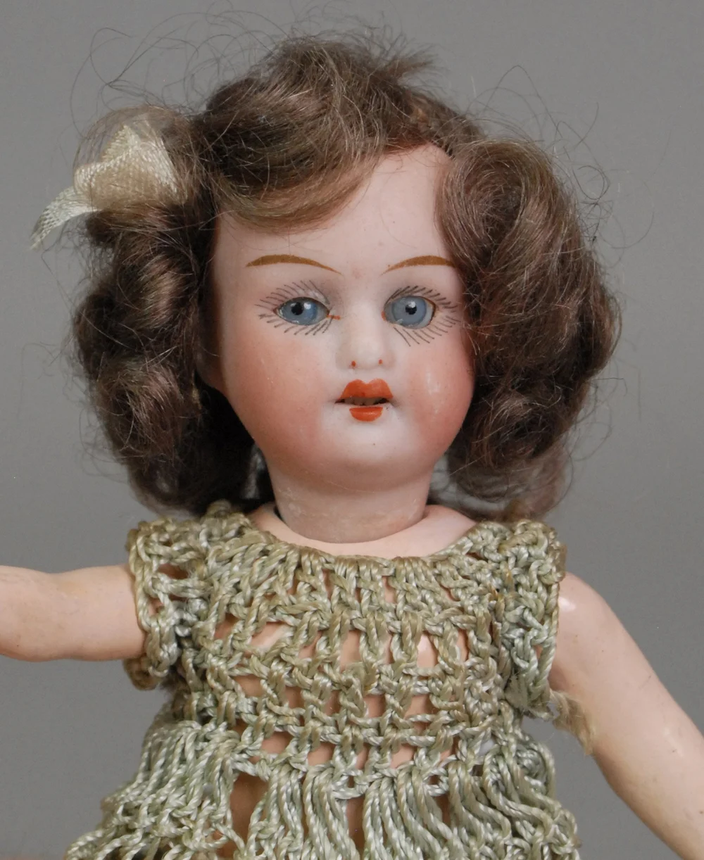 Lot de Petite poupée entièrement articulée de marque Armand Marseille. 17 cm. au prix de 60 à 80