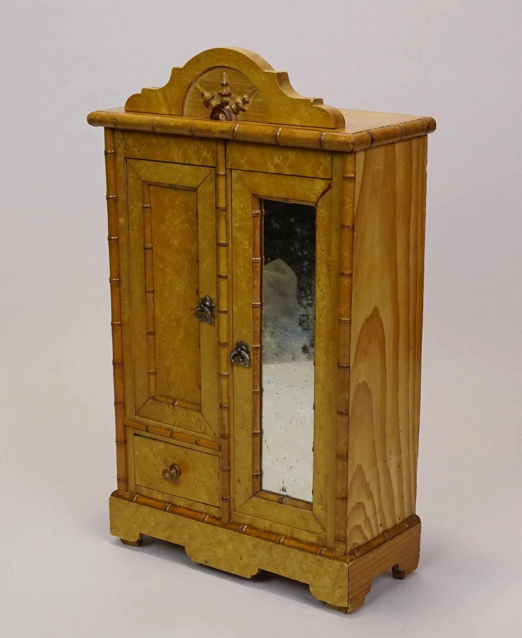 Furn-E-897-d.JPG