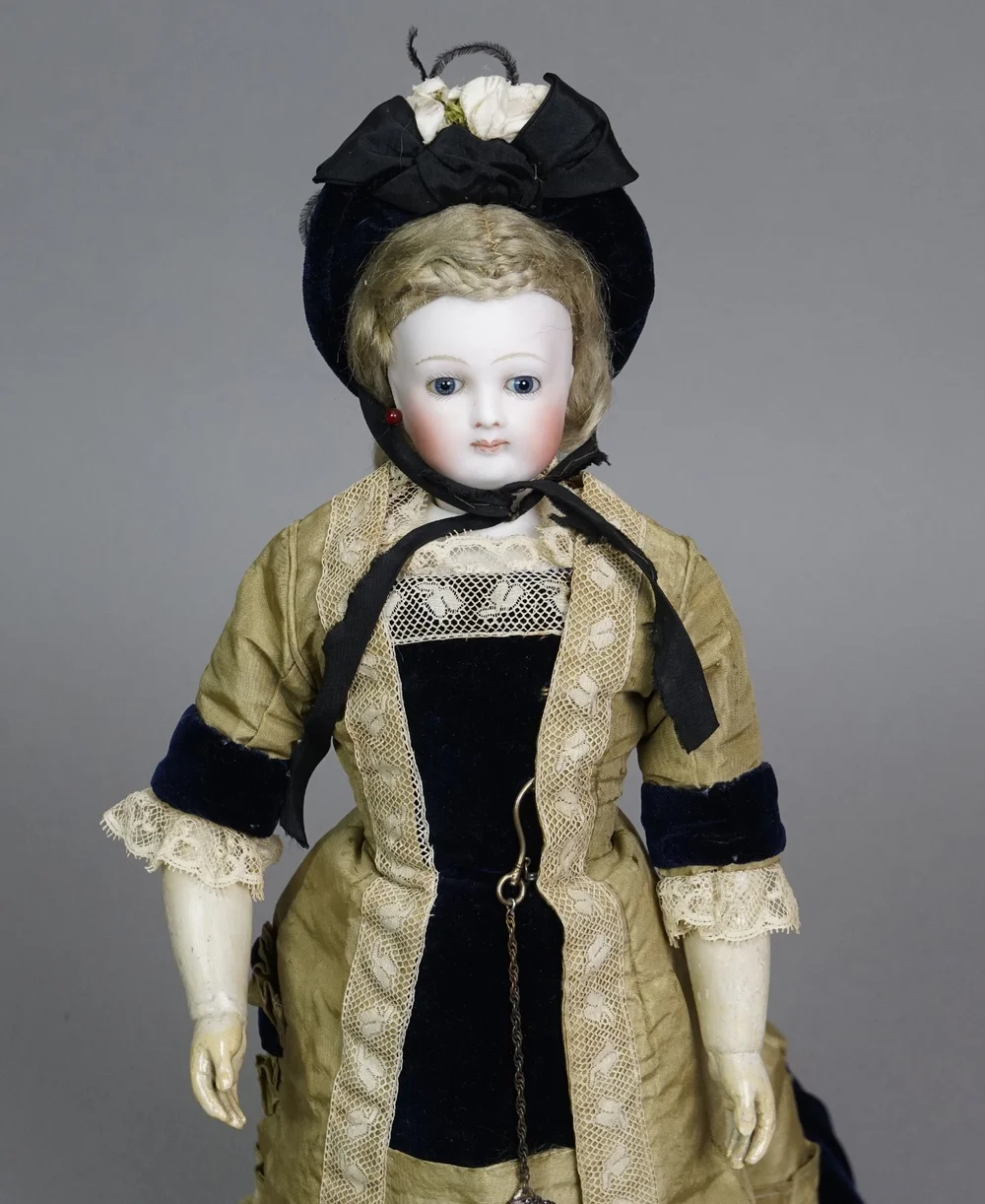 * antique doll ୨୧ * Parisの老舗の パン屋さん Antique Miniature Dolls / Antique French Bisque Fashion Doll