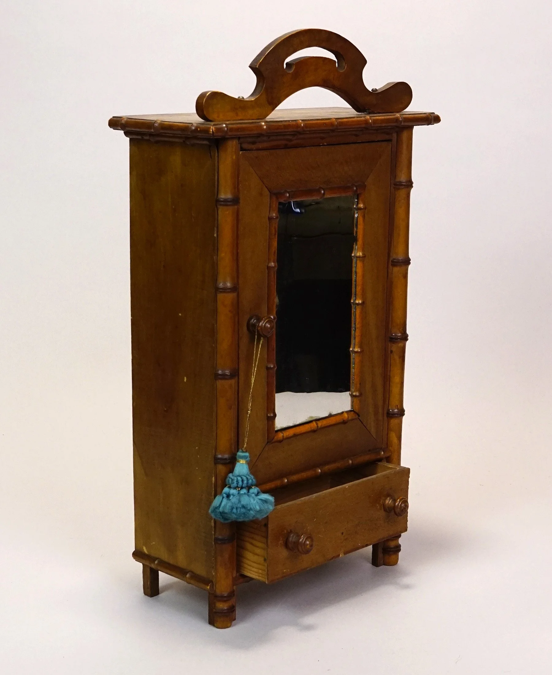 Furn-E-905-c.JPG