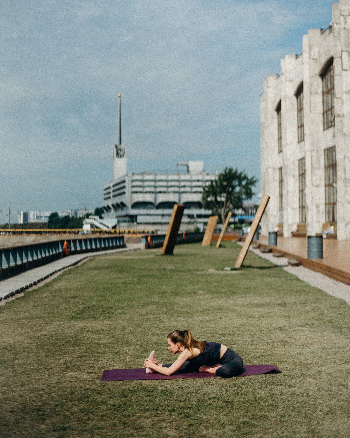 Nicer weather is just around the corner and we're loving the idea of taking class outside. If we started hosting classes in parks around NYC, would you join us in person?

Drop a comment of a park you'd love to take class at⬇️