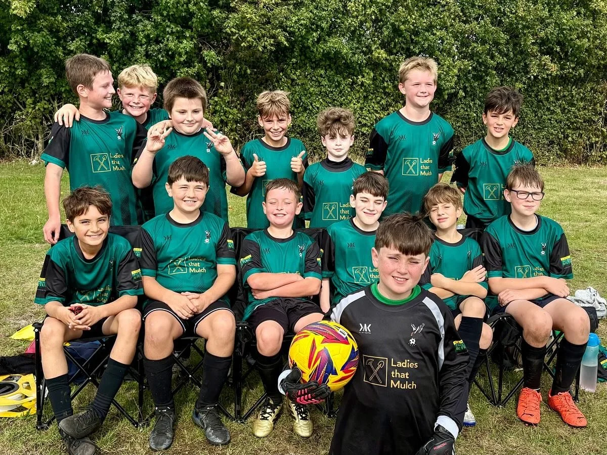 Our local kids’ team looking sharp in their brand new kit, sponsored by Ladies That Mulch and, thanks to the generosity of one of our amazing parents, donated through Cambridge Past, Present & Future. Huge thanks to @kiiwiiclothingpromotio