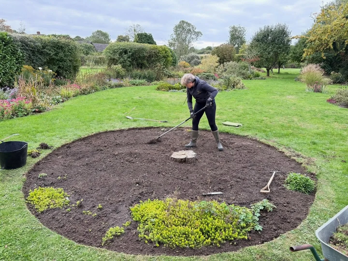 It&rsquo;s planting time again! Now is a perfect time of the year to get planting, cooler temperatures yet the soil is still warm and the rain has returned to water them in. 
#autumnplanting #newborder #fieldcompost #ladiesthatmulch #gardendesign #ha