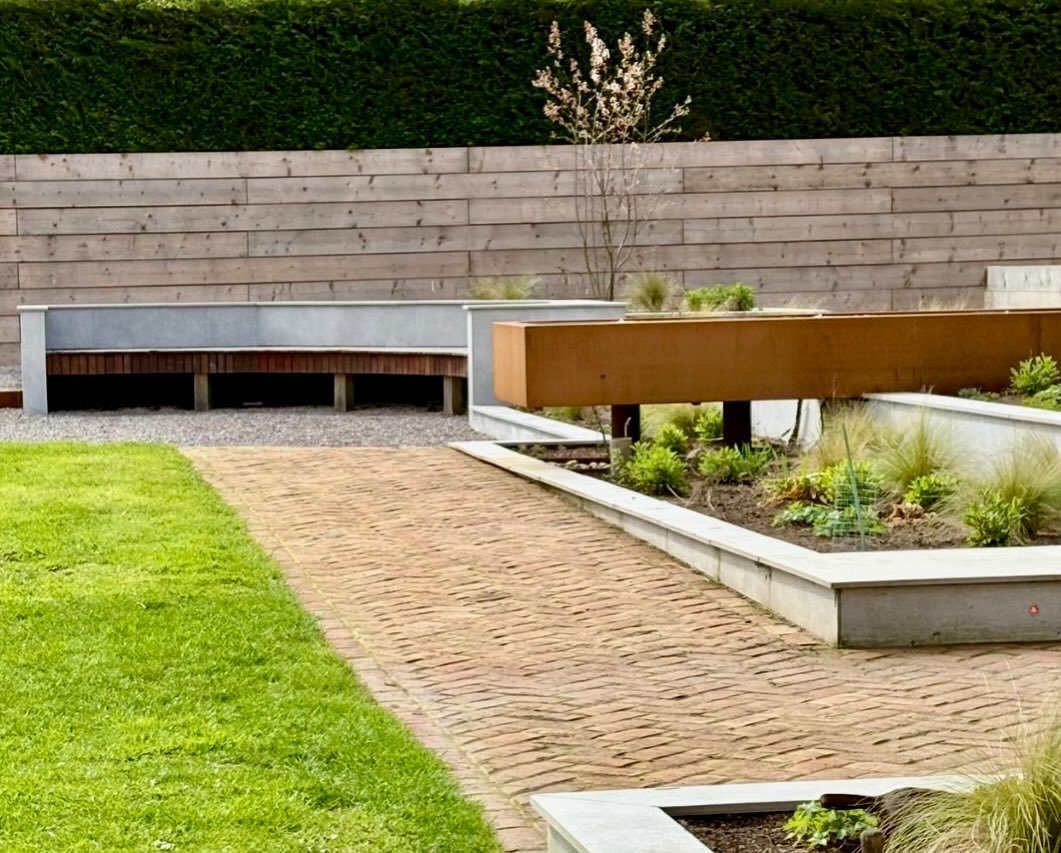 Such an exciting time of year 🌿 everything is just on the edge of bursting into colour&hellip;
This garden is a perfect reminder that great planting starts long before the blooms &mdash; it&rsquo;s all in the design and planning. Structure, levels, 