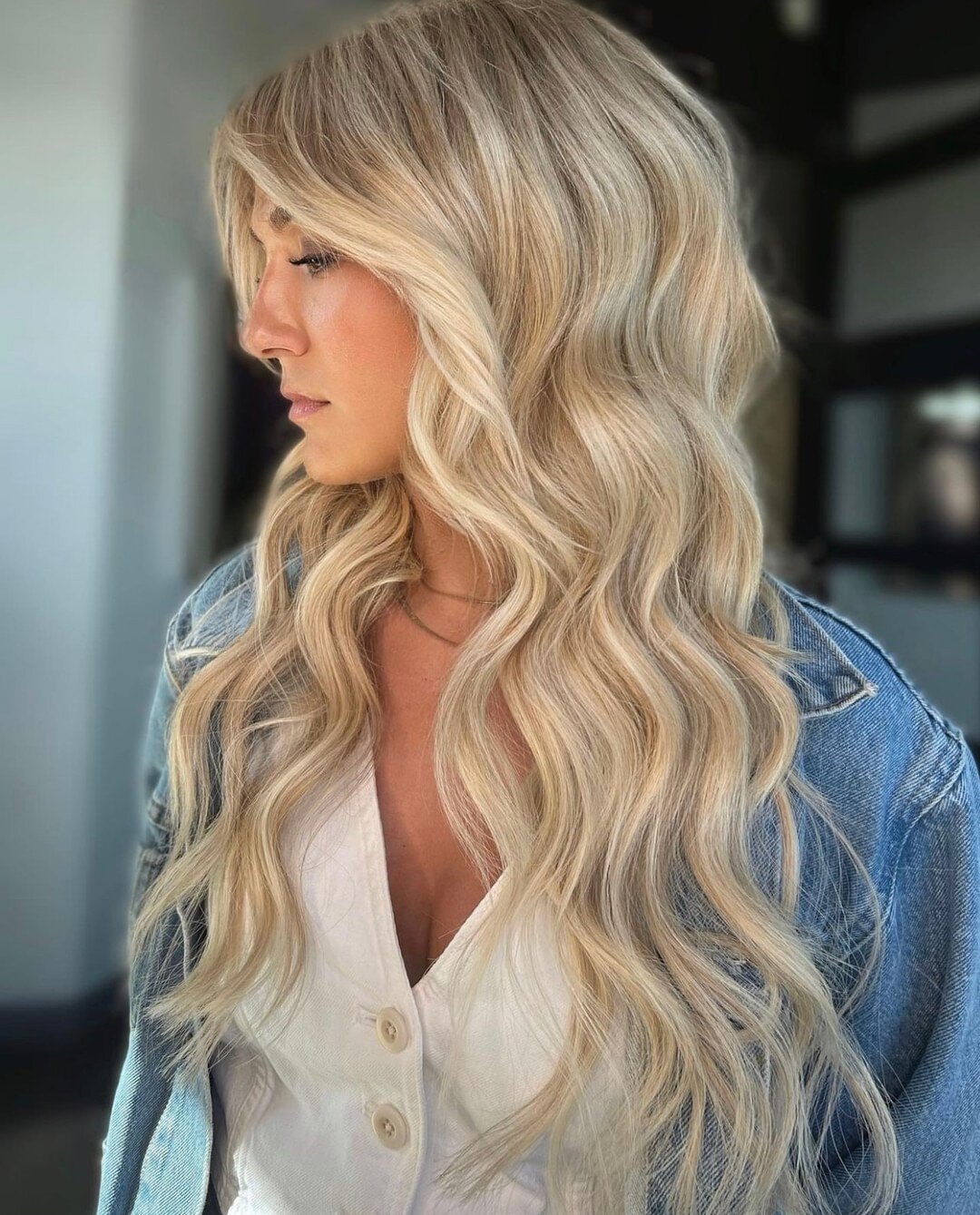We are loving all of the blonde shades for summer ✨⁠
⁠
stylist: @victoria.hautebeautystudio