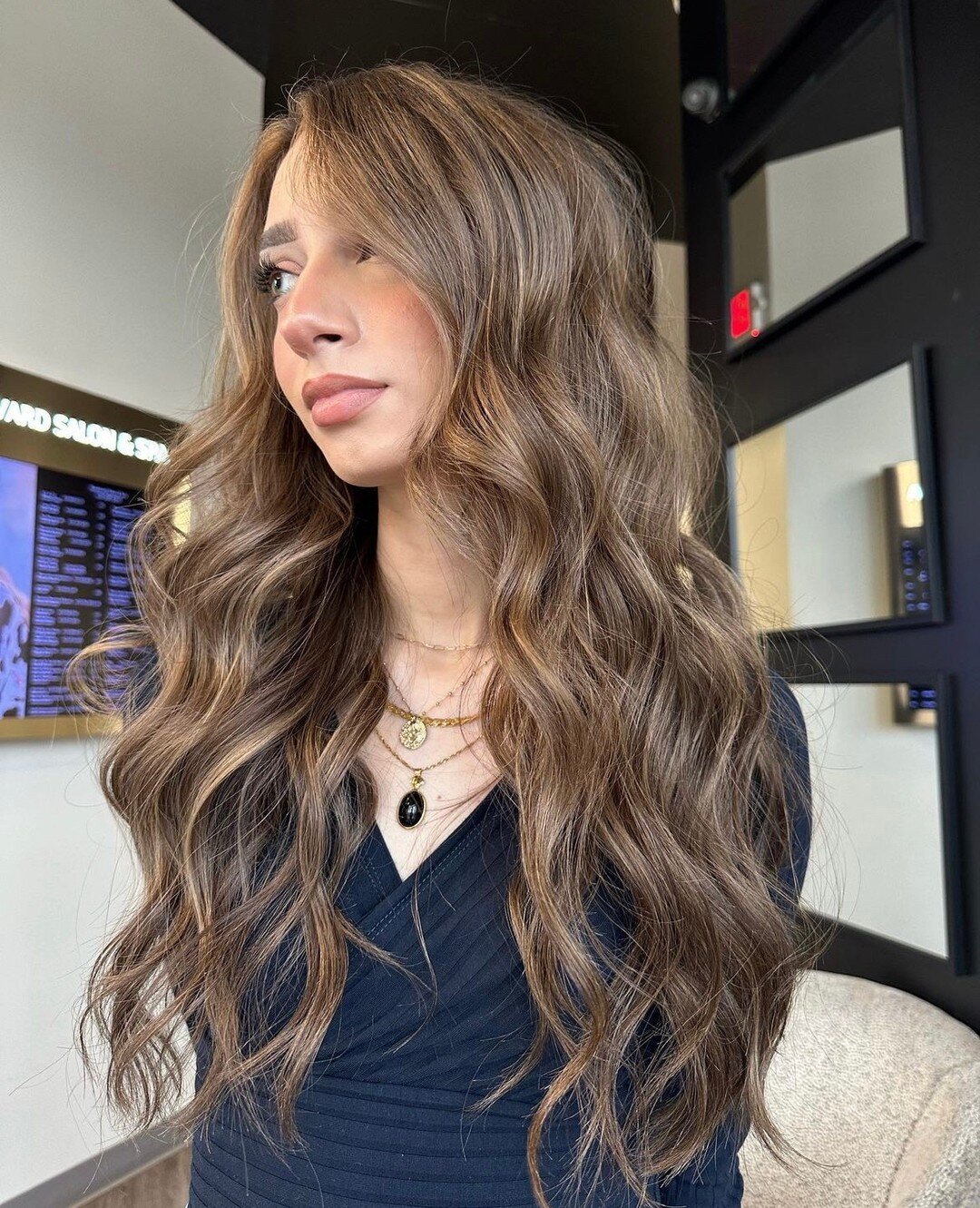Starting Friday off right with the perfect look! ⁠✨⁠
⁠
stylist: @hannahmarlarhair⁠