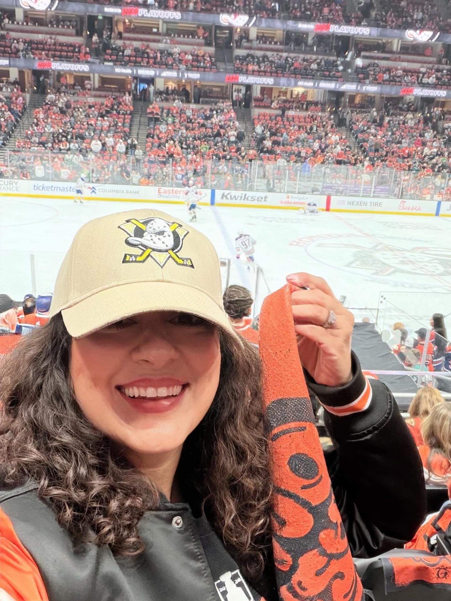 Ducks game kind of night 🏒🧡Where are my @anaheimducks fans!?!?!?
#anaheimducks #oclife #orangecounty #socalvibes #hockeynight
