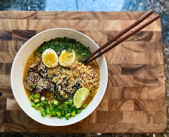Vegan coconut green curry peanut ramen + a farm egg🍵

Made with kale and topped with roasted sesame mushrooms, a soft-boiled farm egg and peanuts, this deep layered ramen was the one we&rsquo;ve been dreaming about.
.
As we believe food is medicine,
