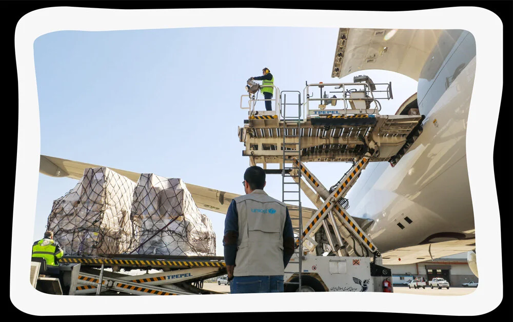 UNICEF Delivering supplies