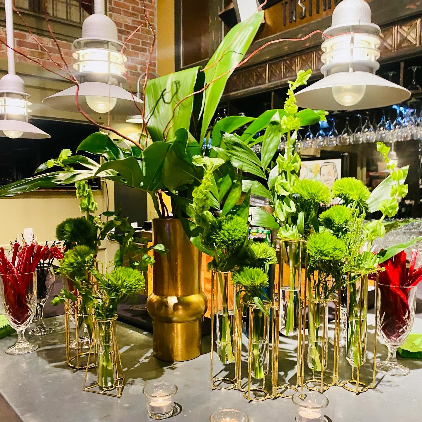 Thinking outside the box for this 80th Birthday celebration! 🌿🔲🪩 My client wanted a funky but classy 60s theme with all her husband&rsquo;s favorite things. 
Peter, Paul &amp; Mary Alive ✔️
Pucci ✔️
Warhol ✔️
Twizzlers, Swedish Fish &amp; Malted M