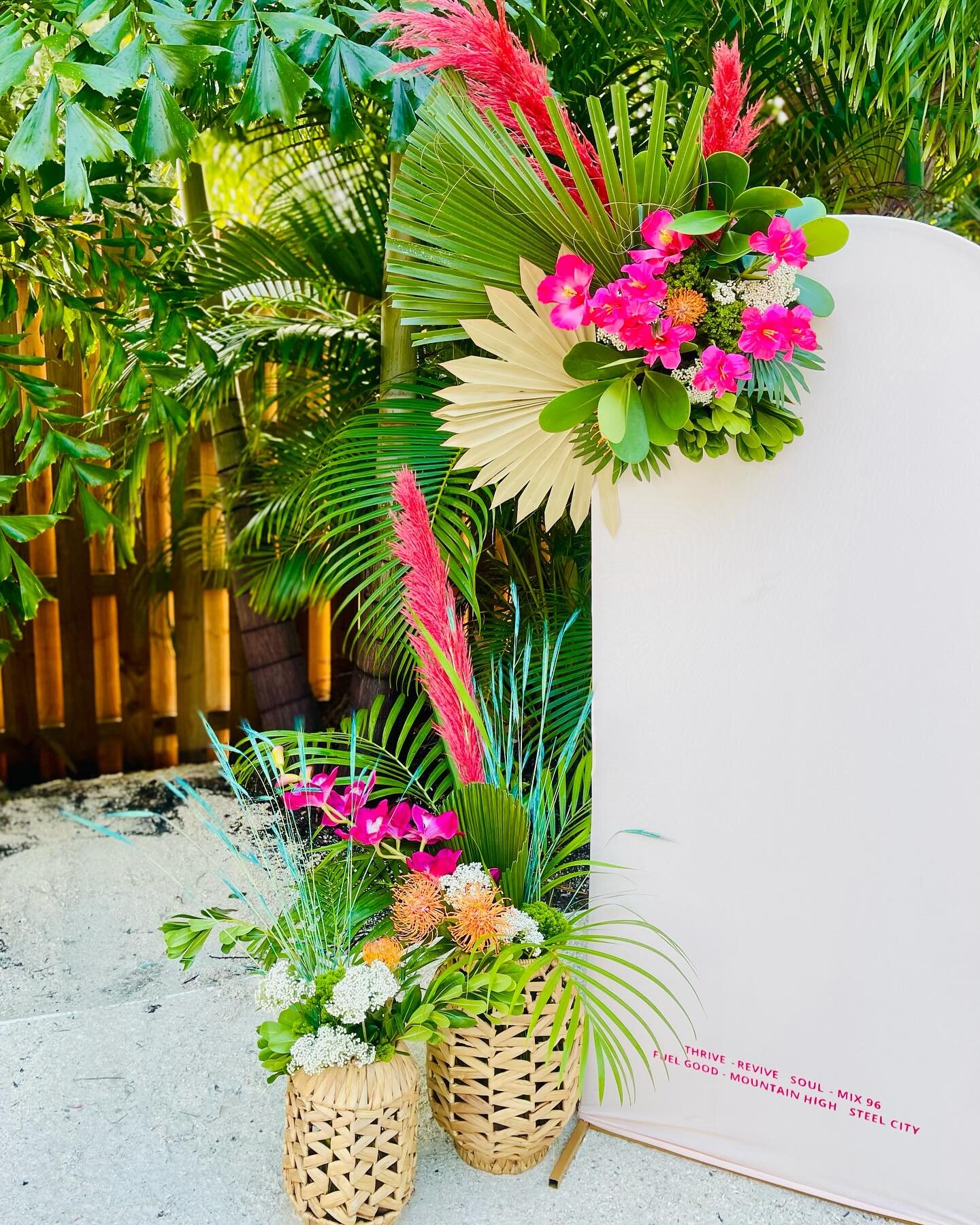 Florals + Fruit 🌿🌺🍊

Faux or fresh?  Both!  We used a mix of preserved, faux and fresh florals + fruit for this lush tropical mix. 
.
.
.
#tropicalsoir&eacute;e #bohopicnics #eventdecor 
#floralsandfruit #tropicaltablescape #sarasotaevents #tippyt