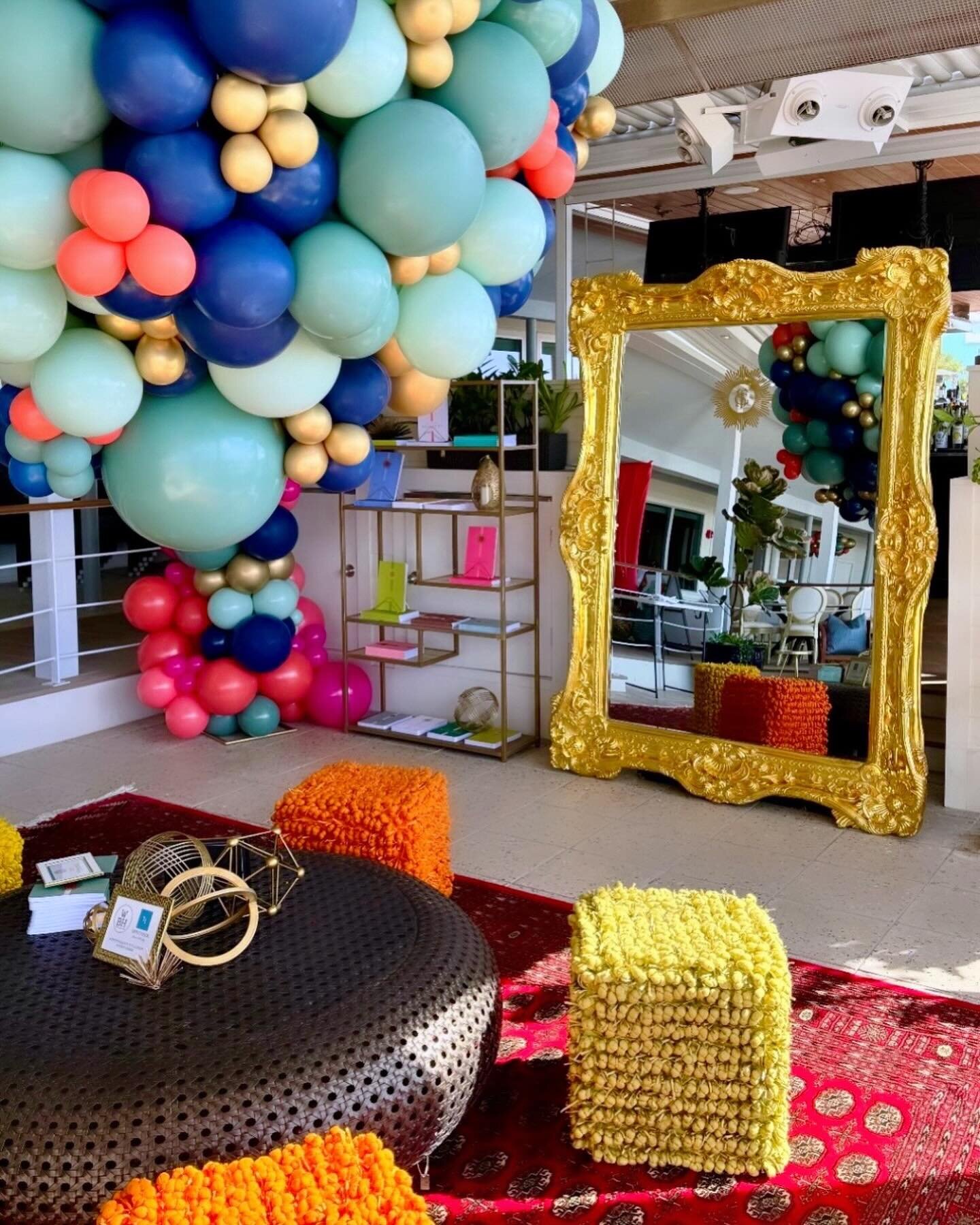 When a fabulous collaboration comes together, magic happens✨ Balloon Chandeliers are our new favorite! 

@tsgsarasota | Volume 9 Launch Party
@sostaged |  Furniture Rentals
@beachsuitesami | Venue
@thewhitebouncehousetampa &amp; @tippy.taylor | Ballo
