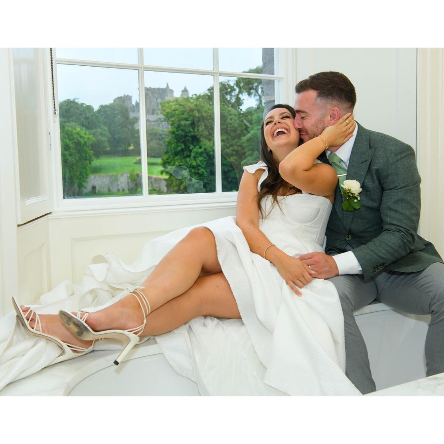 It rained all day but Fabienne &amp; JJ didn&rsquo;t care💚 

Hotel : @cashelpalace 
Makeup : @laurensextonmakeup 
Hair : @graceomeara_hair 
Flowers : @slieveardagh_blooms 
Dress : @alenaleenabridal | @ivyandwhitebride 
Shoes : @jimmychoo 
Suit : @th
