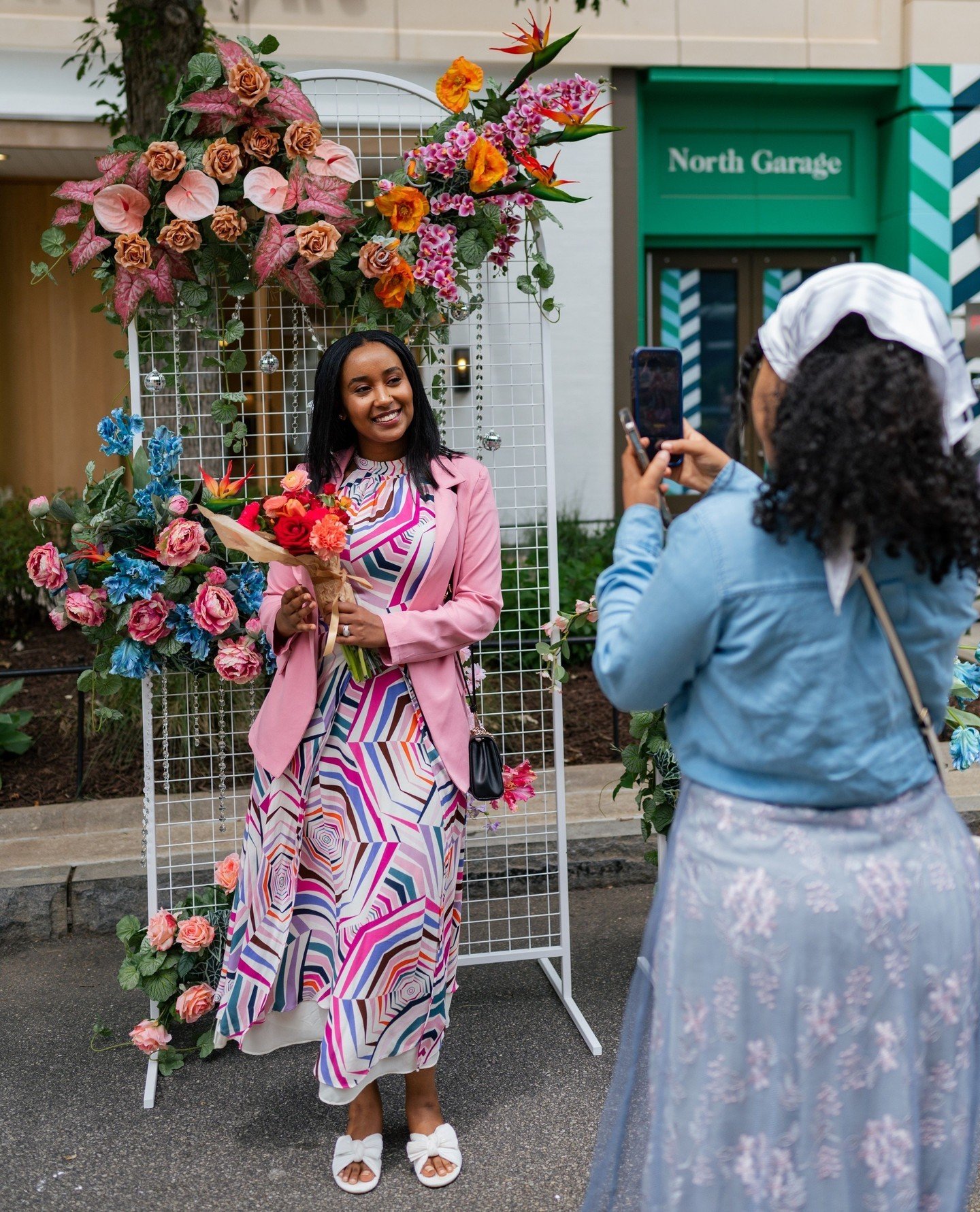 Calling all flower enthusiasts 💐 Discover the beauty of chic floral displays, enjoy live music beats, and snag exciting in-store specials. Curated by @atlgirlgang, our outdoor vendor market celebrates women-owned businesses with a botanical-themed e