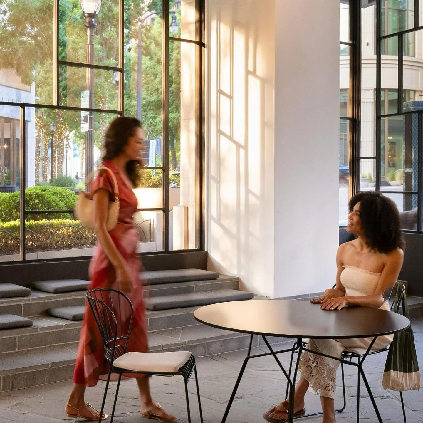 Stylish streets and great ambiance-Buckhead Village is the spot to catch up with that friend you&rsquo;ve been missing. Send this to the person in your life that you&rsquo;d grab drinks with at BVD.🥂First round is on them🥂