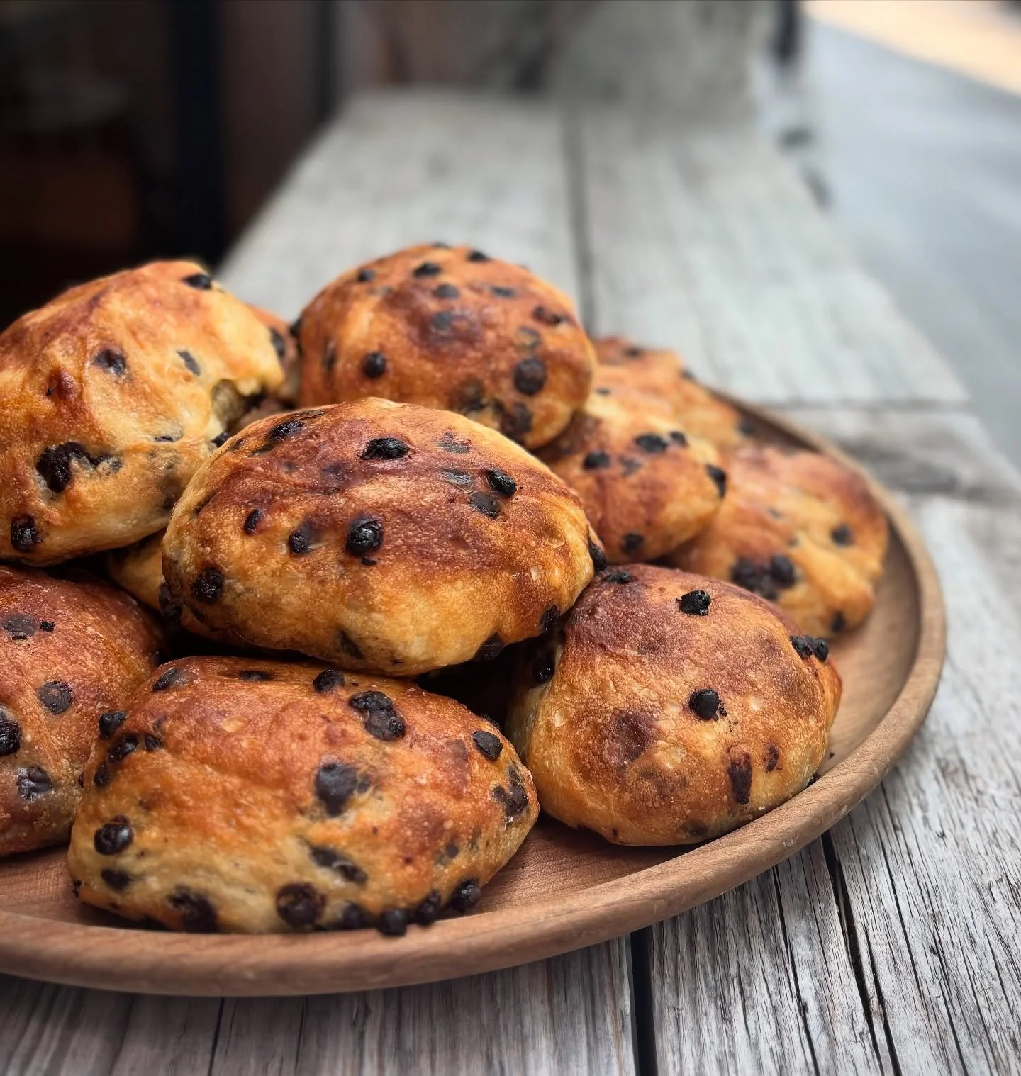 おはようございます
本日も元気にオープンしました。
沢山のパン焼きあがってきております🍞
写真はチョコレートリュスティック
水分量の多い生地は外はカリッと中はもちもちしているのが特徴です🍫
本日もご来店お待ちしております♩
 #factory  #チョコレートリュスティック  #チョコレート  #パン  #パン屋  #東京パン  #市ヶ谷  #九段下  #靖国神社  #ベーカリー