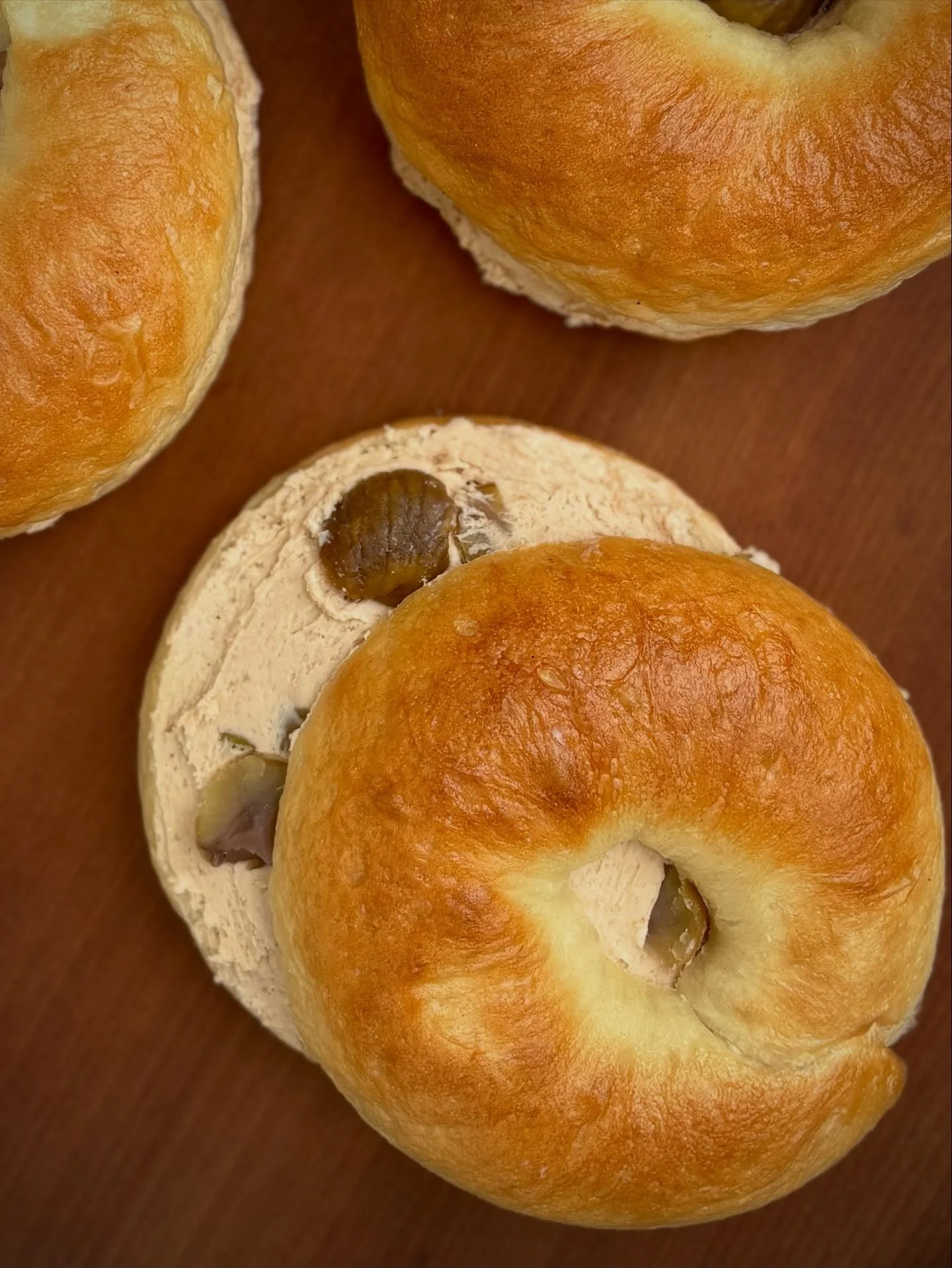 マロンクリームチーズサンドイッチ
マロンクリームとゴロッと栗のベーグルサンドイッチです🌰
秋限定です!この時期にぜひご賞味くださいませ⟡.·
  #秋  #栗スイーツ  #クリームチーズ  #栗  #マロン #サンドイッチ  #factory  #パン  #パン屋  #ベーカリー  #市ヶ谷  #九段下  #靖国神社  #東京駅グルメ