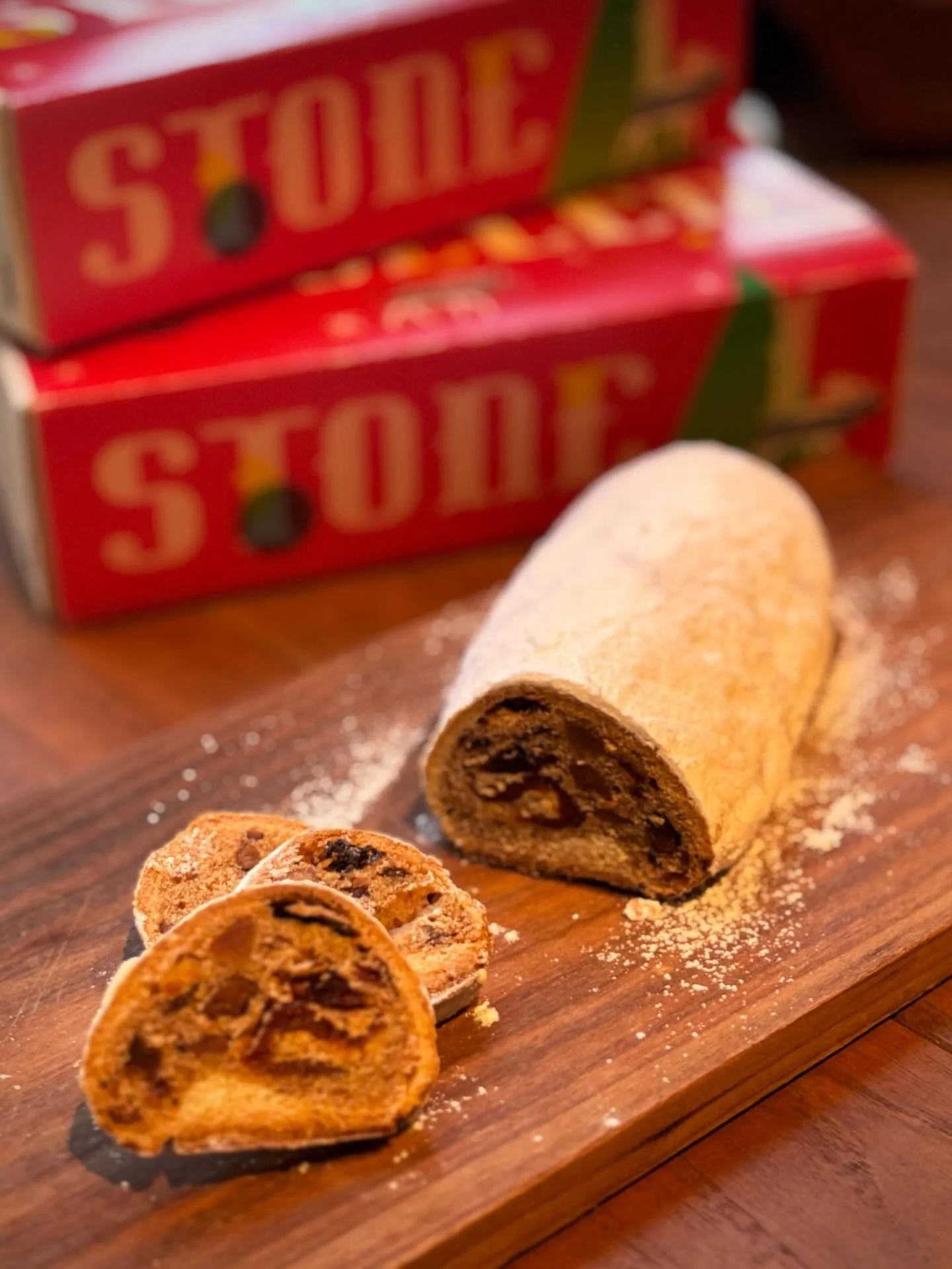 今年もこの季節がやってきました🎄
本日よりシュトーレン数量限定販売します！

そもそもシュトーレンとは？クリスマスまで毎日スライスして食べることで、キリスト降誕を待ち望むとともに、ドライフルーツの風味が徐々に生地になじんでおいしくなることで、「今日よりも明日」とクリスマスまでの時間をより楽しめる、素敵な伝統菓子です。

是非ご家庭でepietrizのシュトーレンも食べながら素敵なクリスマスを迎えましょう🎅☃️

#eatgoodplace #factory #epietriz #stolle