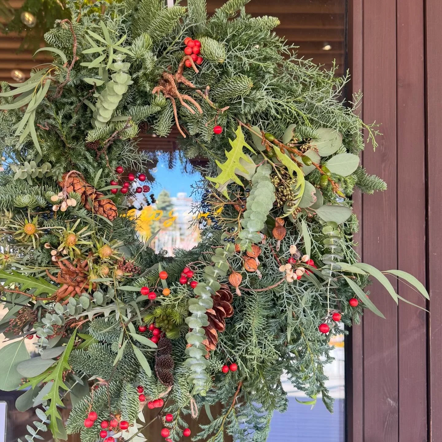 2025年も残り1ヶ月になりました！
毎日沢山のご来店ありがとうございます✨

今年も@ohana_sunshine_cloudのクリスマスリースを入り口に飾りました！リースの中からはバー横にあるライトアップされたeat goodの文字が‼︎

店内もクリスマス仕様になってるので是非沢山お写真撮って沢山snsアップして下さい☺︎
#eatgoodplace #ikesunpark #ikebukuro #池袋