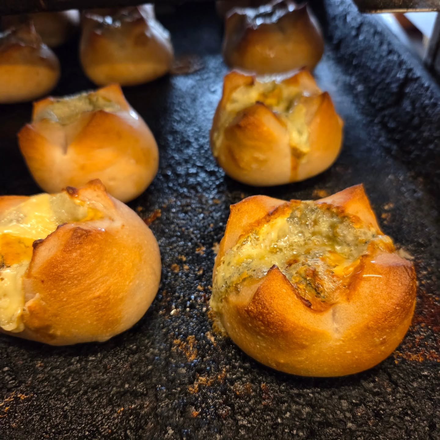 12/20土曜日

今日から
ブルーチーズハニー
グリーンオリーブとマーマレードのフォカッチャ
サワークリームベーコンが新登場です。
ノアレザンは形と大きさが変わりました。
シュトーレンも販売中です。
13時からオープンします。
よろしくお願いいたします🎄✨

#bakery #boulangerie #asakusa #manufacture #factory bread homemade pastry bagle croissant tokyo tokyobakery