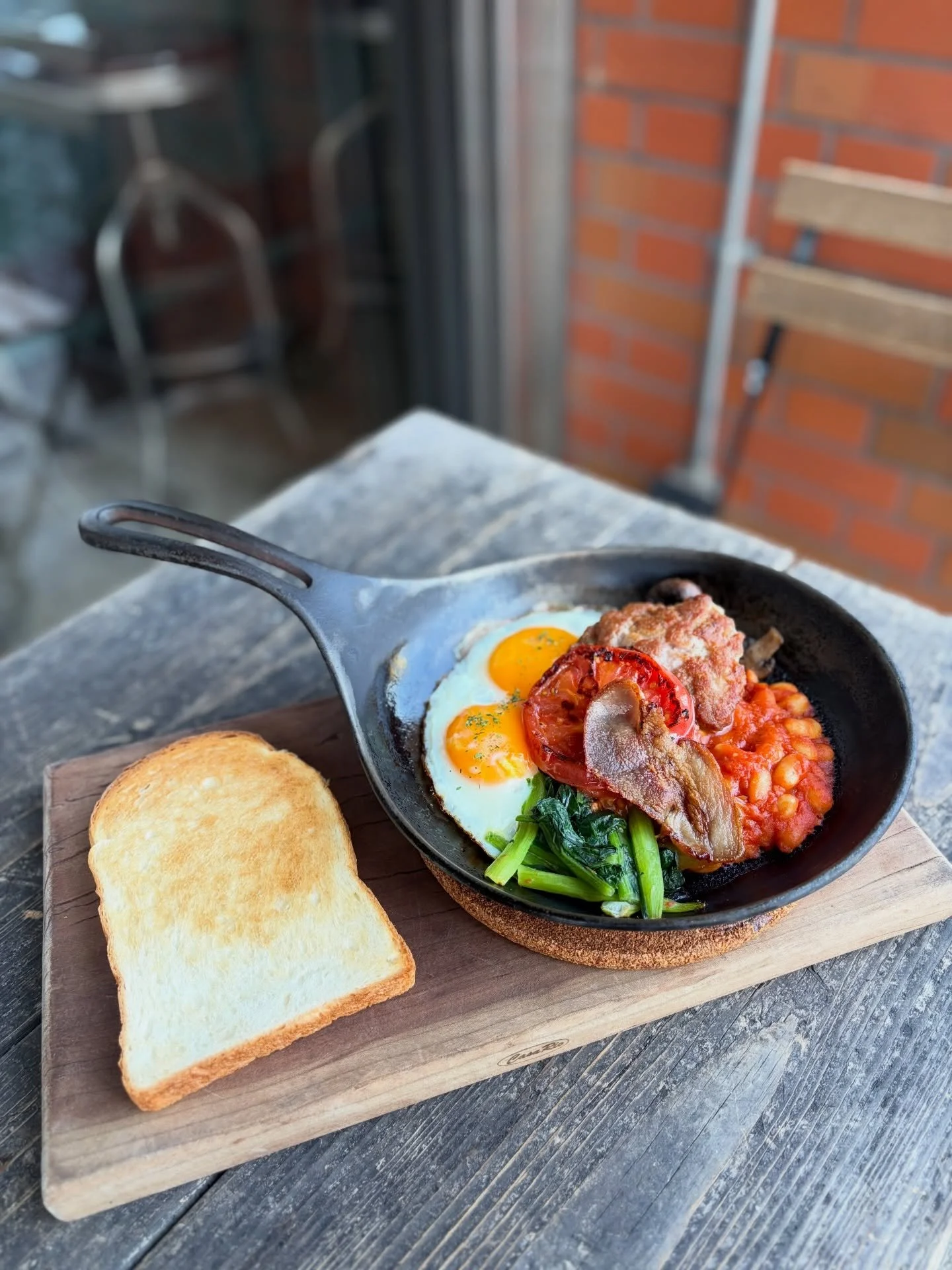 Suke6 Diner&rsquo;s Classic English Breakfast🇬🇧🍳

【Available all day!】🕗

w/ 2 Sunny eggs, Sausage,Bacon, Tomato, Green, Mushroom, Baked beans &amp; Toast

#tokyo #asakusa #cafe #breakfast #brunch