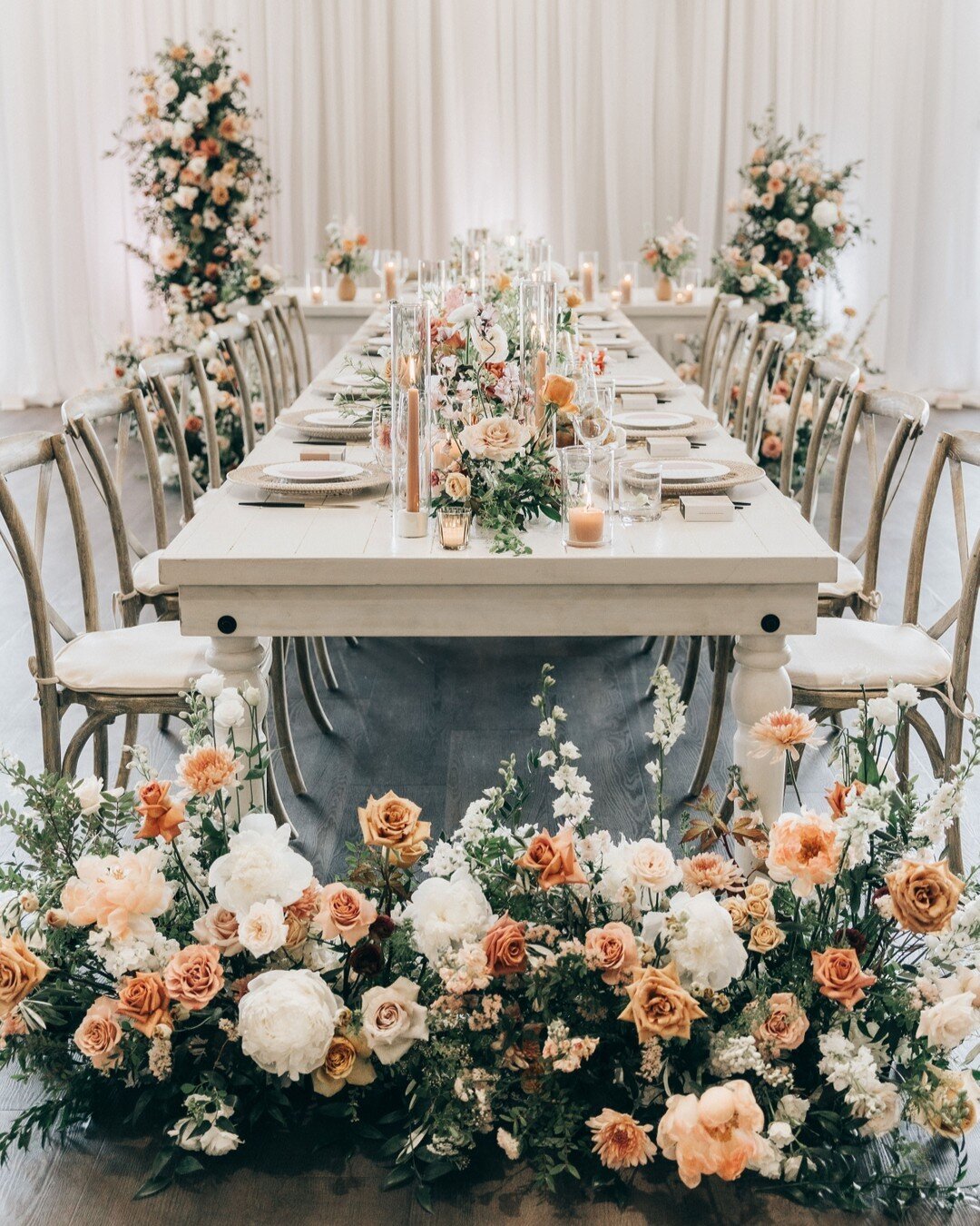 The prettiest kings head table we ever did see! ⁣
We absolutely adored collaborating with Alex of @foreverwildfield to create this warm and inviting head table design for Mallory &amp; Spencer. The florals and candle treatment, paired with those clas