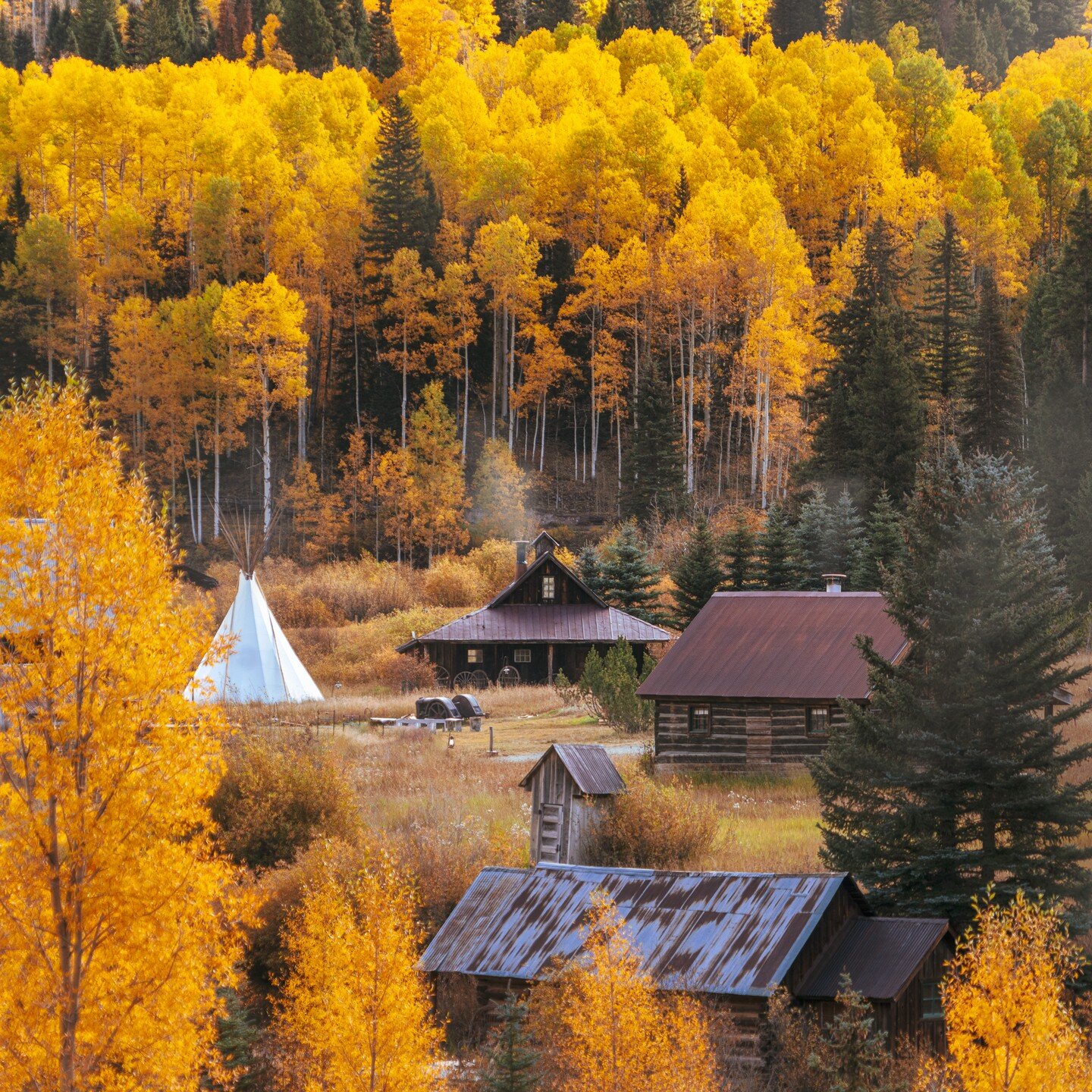 For the first time in a long time, we're not in the Rockies to see the changing colors of autumn -- so we've been looking through images and have even found a few we didn't know we had!

Here's one of our favorite spots in the world, @duntonhotspring