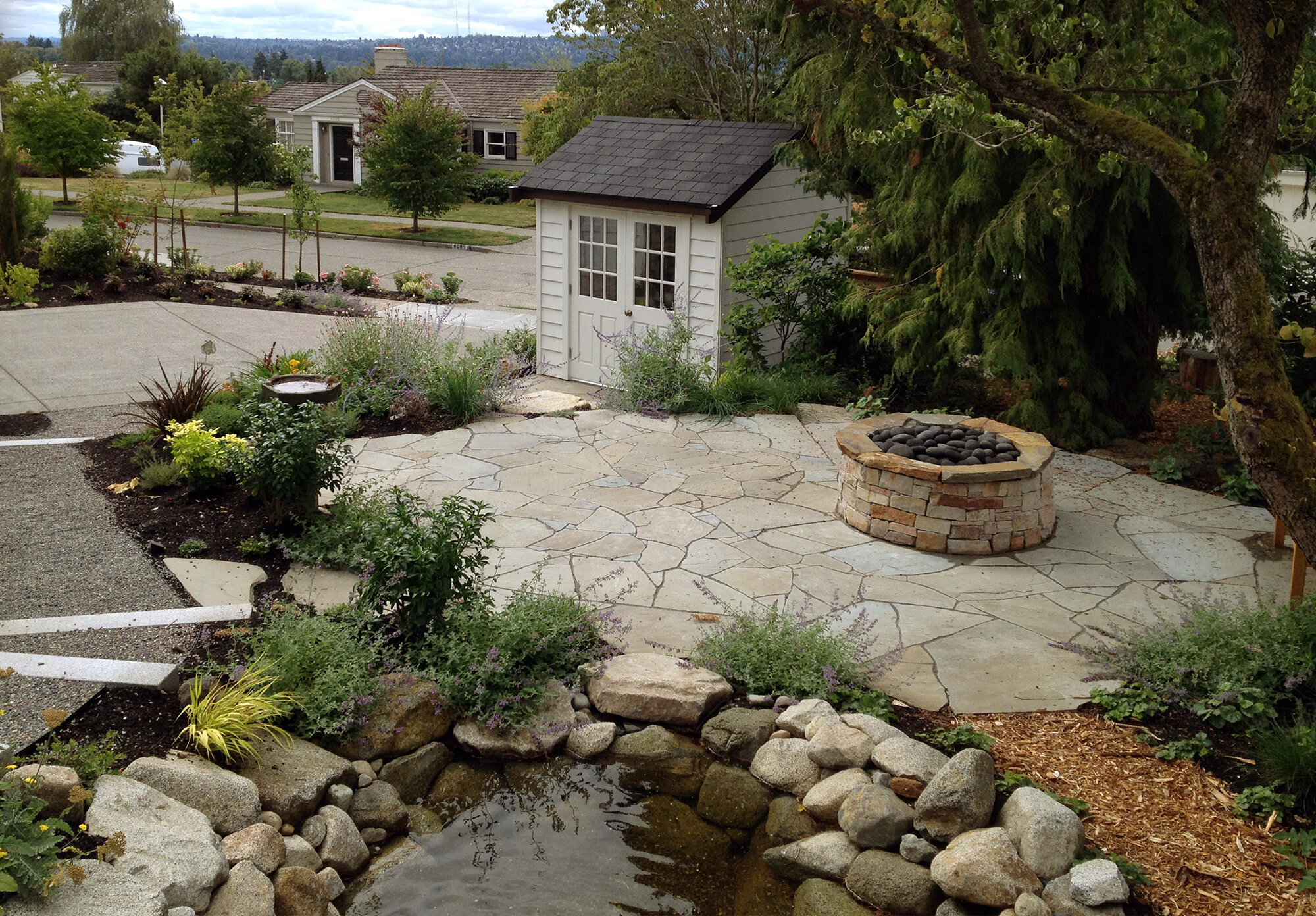 S12: Tight-Fit Flagstone Patio with Montana Stone Fire Pit