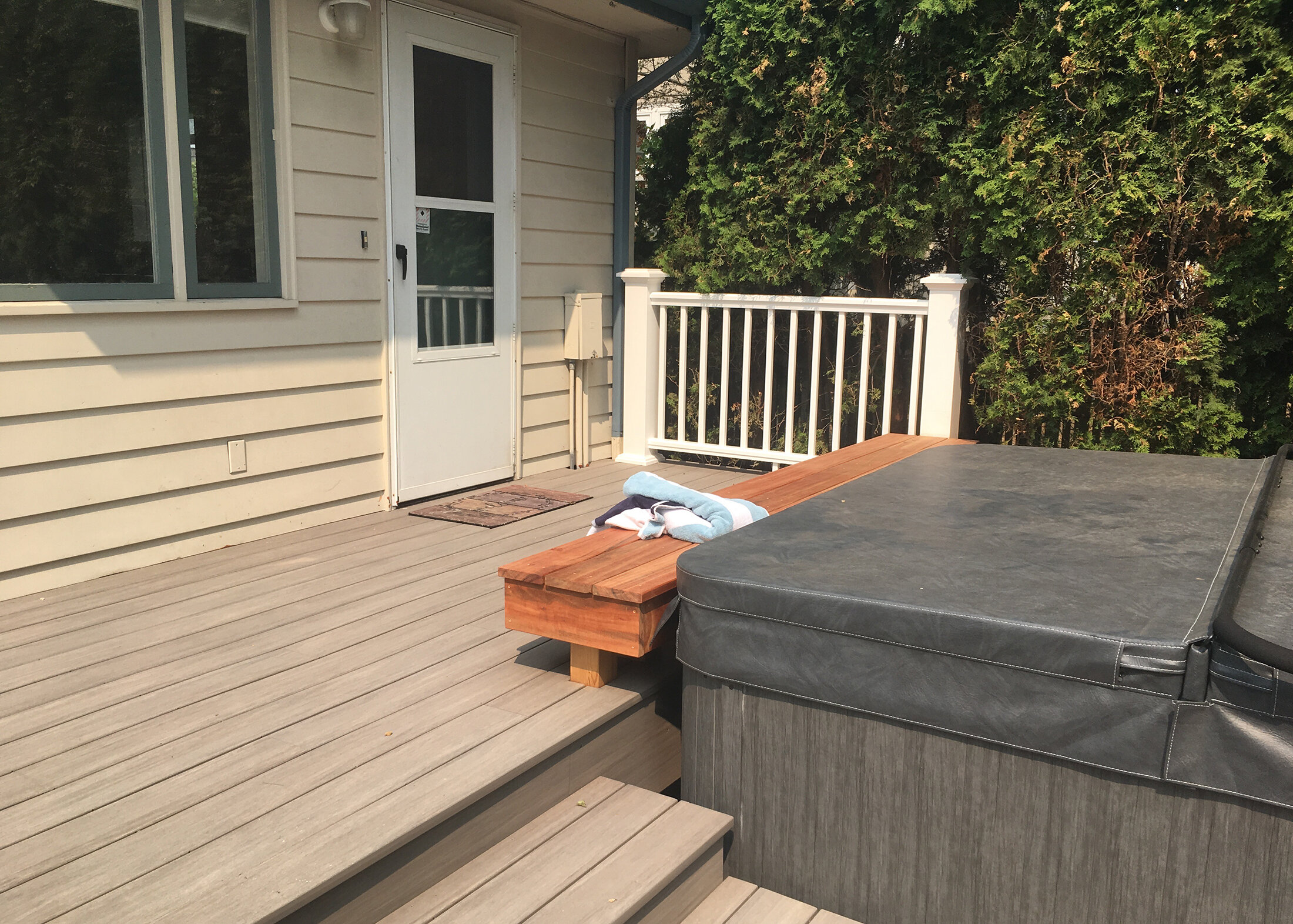 W10: Composite Decking and Railing with Wood Bench to Hot Tub