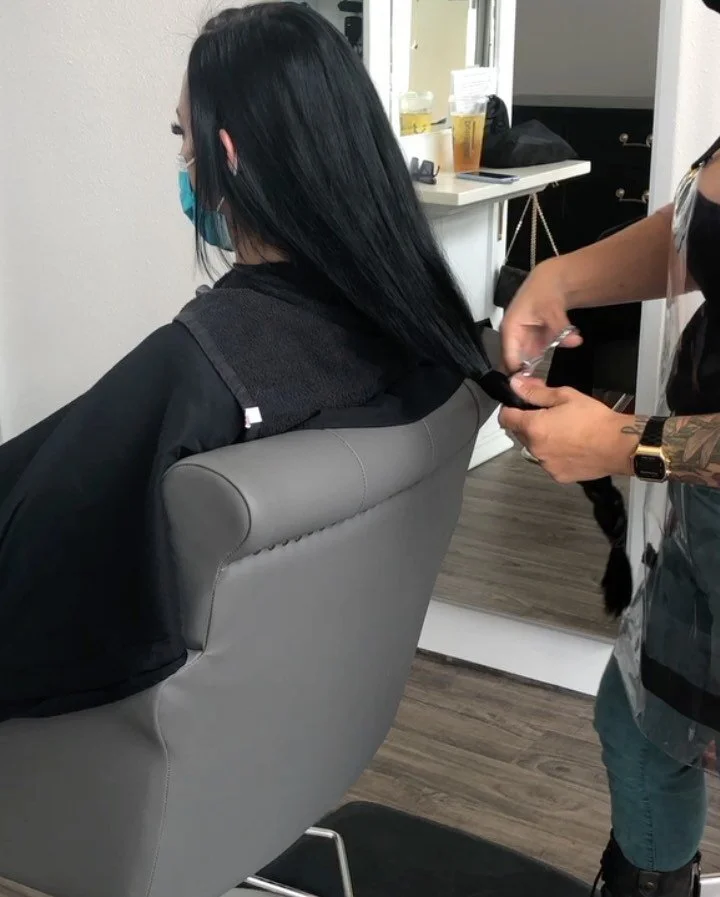 Team Thursday!! Ashley had one of the most amazing transformations I’ve seen in a long time. 
💥
First her client cut off 10” to donate to wigs for kids. 
💥
Then lightened her black home hair color to a more natural color for an easier upkeep.
💥
Th