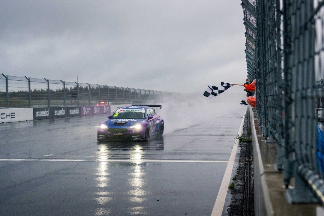 An amazing end to an amazing weekend! 🏆 @robertdahlgren defied the torrential rain of the final Skellefte&aring; #STCC race, charging from P8 to P2 - scoring his 100th STCC career podium finish! 🎖 @mikaelaakottulinsky ended the weekend with a solid