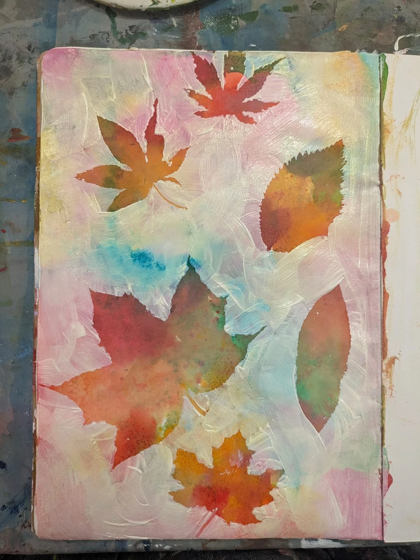 Fallen leaves from the @insolecourt gardens 🍁
Became layered paintings in our Sketchbook Clubs with @amandaturnerart 

Watercolour. Acrylic. And so much joy.

Swipe to see&hellip;
Big smiles. Big pride.
Nature + creativity = magic.

#BethMorrisWorks