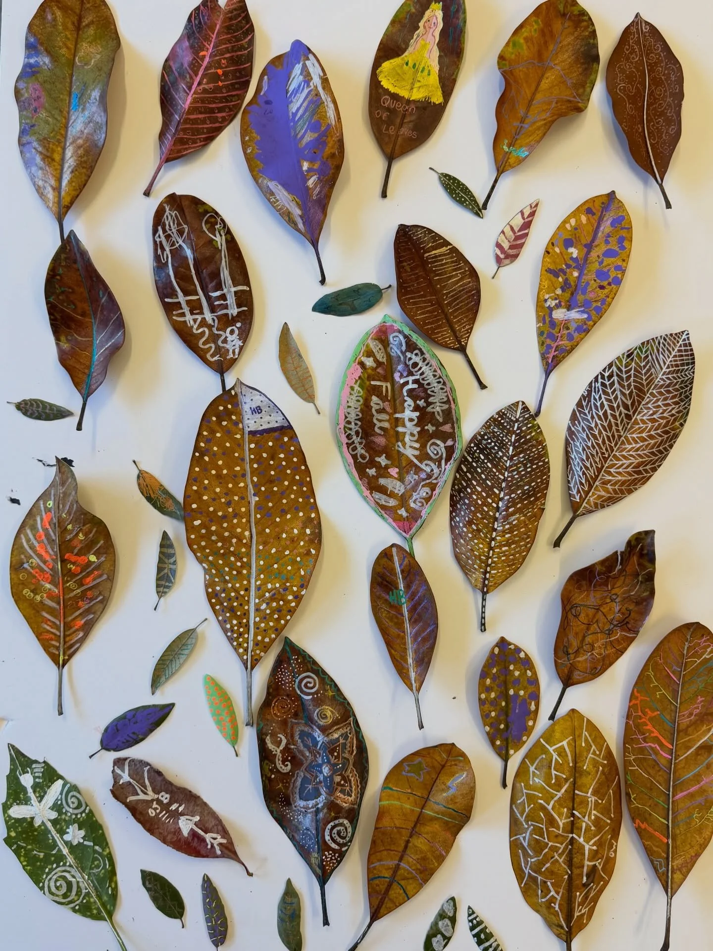 Out in nature. Back in the studio. And look what happened&hellip; 🌿✨

This week our Saturday Art Clubs gathered inspiration, then turned simple leaves into these incredible little artworks. Every single one different. Every single one full of person