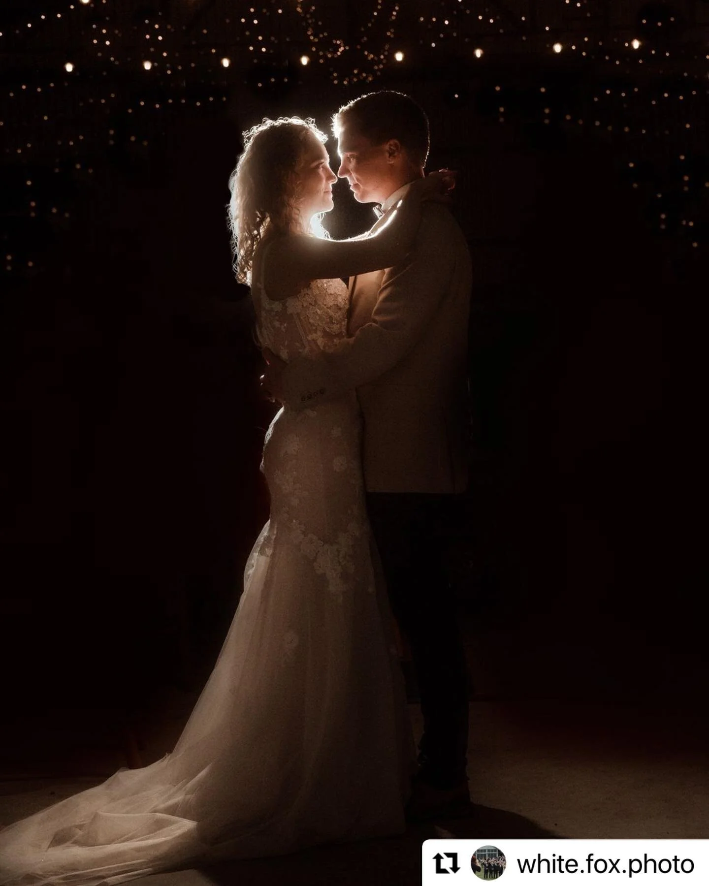 What a stunning photo 🥰❤️ 
@white.fox.photo 
Congratulation to Michelle and Toby ☺️
#Repost @white.fox.photo with @use.repost
・・・
Congratulations to Michelle & Toby on their beautiful wedding yesterday at @eastfordcreekvineyard. So many amazing