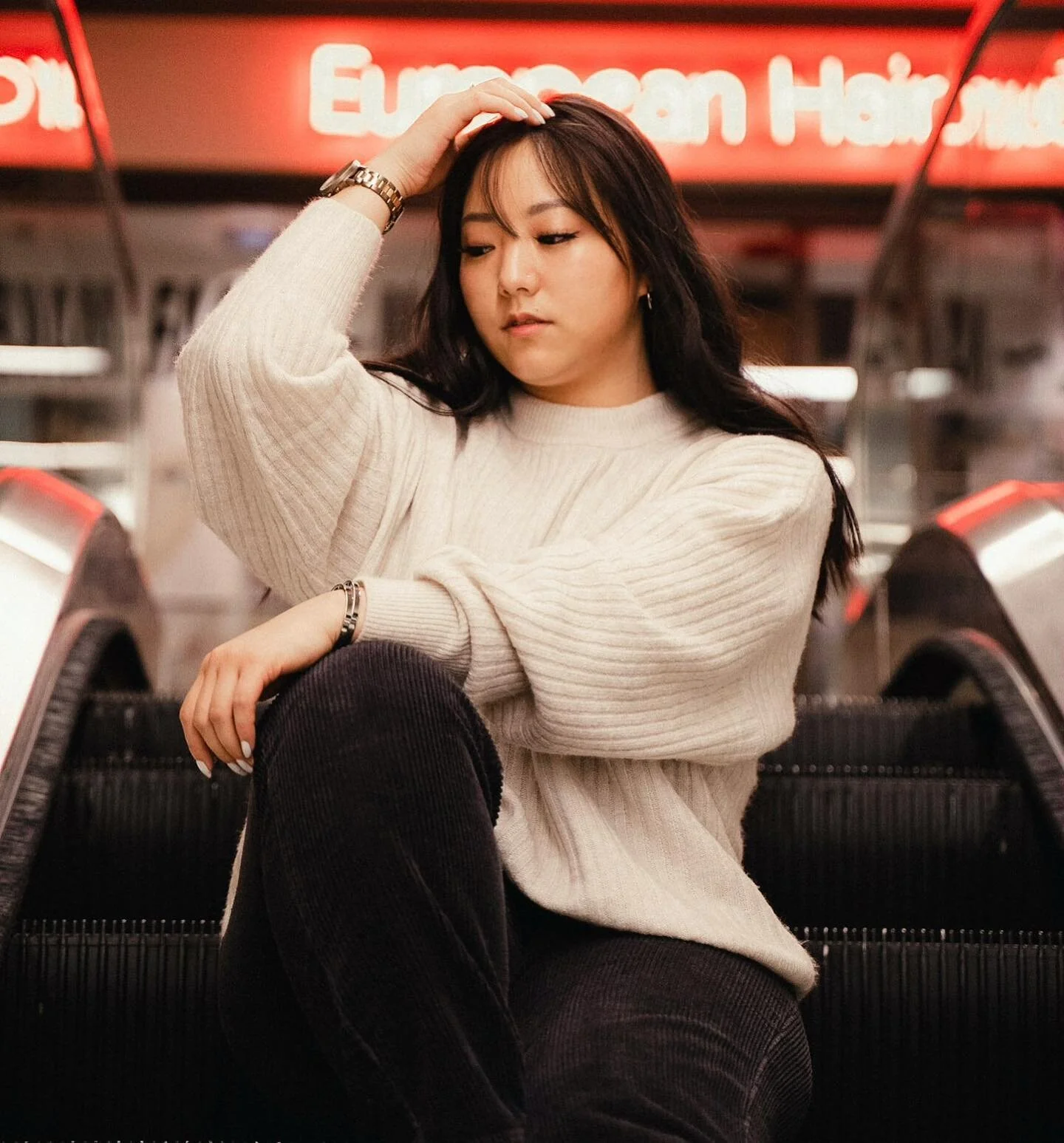 Definitely fell on my ass after this shot bc the escalator ended. 

 🤷&zwj;♀️

📷: @_clae