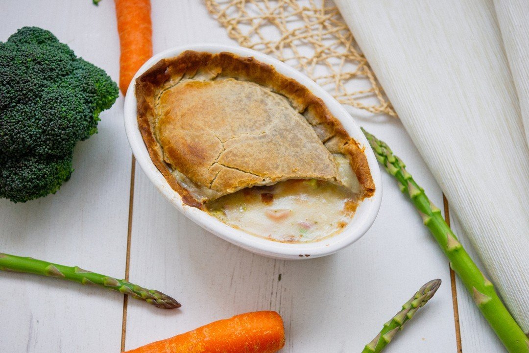 𝐂𝐡𝐢𝐜𝐤𝐞𝐧 𝐚𝐧𝐝 𝐯𝐞𝐠𝐞𝐭𝐚𝐛𝐥𝐞 𝐩𝐢𝐞

 GLUTEN FREE II NUT FREE II DAIRY FREE II SESAME FREE 

The best comfort food recipe. Crumbly golden brown gluten-free pastry with a creamy chicken and vegetable filling make this a real feast for frie